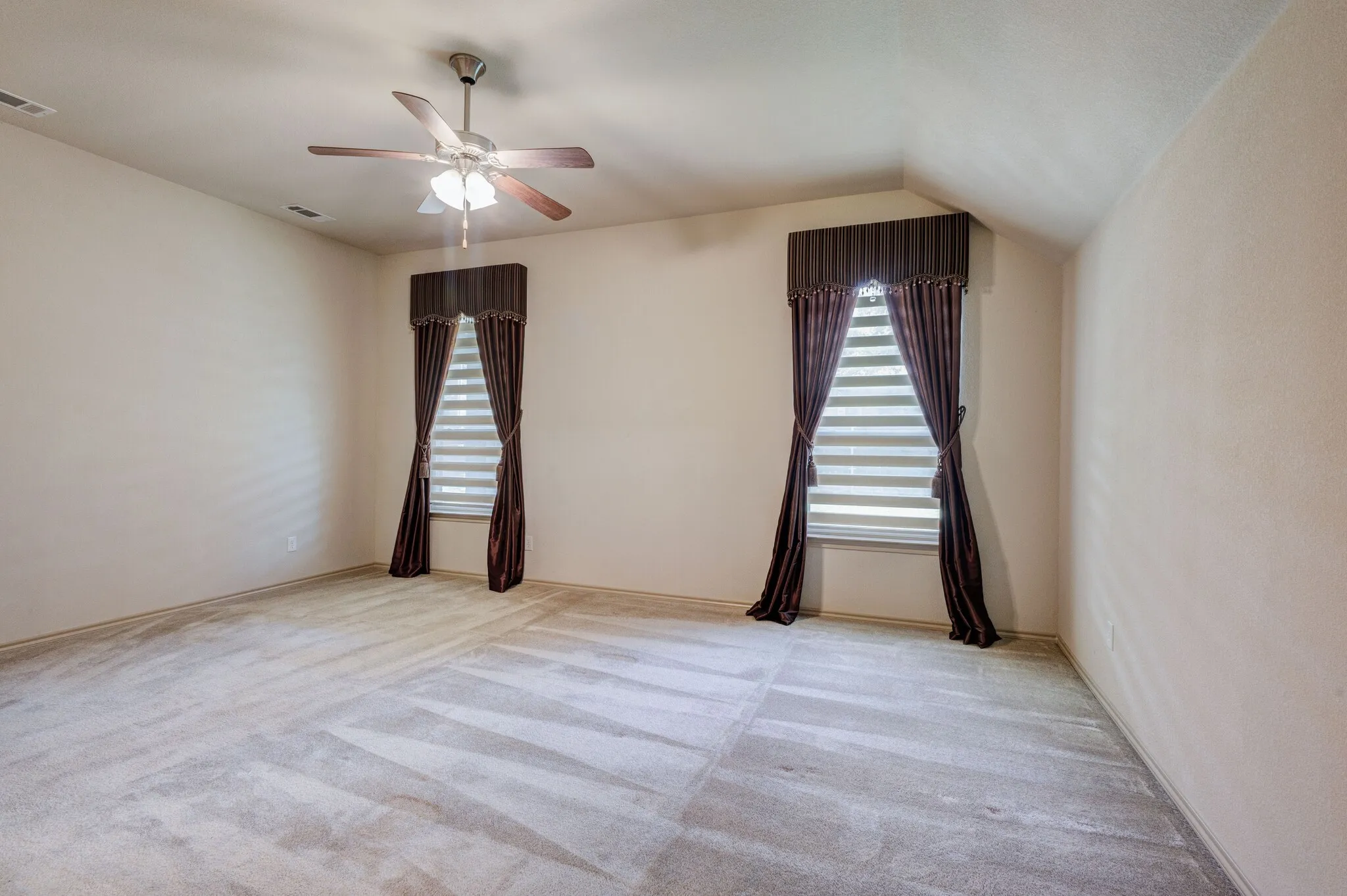 Single Family Residence For Sale in Dallas County , 1004 Keats Drive, De Soto, Texas 75115, 5 Bedrooms, 2 Bathrooms, 2 Garage spaces, 2,772 Sqft, built in 2012, Price $449,900, mls#21272722, Real Estate Agent in De Soto, Homes For Sale in Dallas county, Homes For Sale in De Soto, Realtor in De Soto Texas, Real Estate Brokerage Independent Realty Texas, Luminita Cordes Realtor