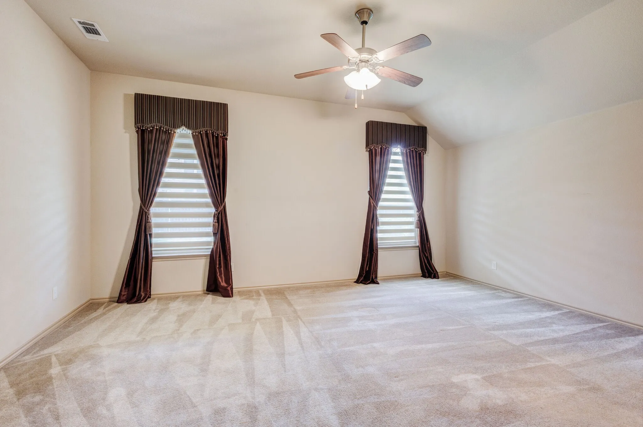 Single Family Residence For Sale in Dallas County , 1004 Keats Drive, De Soto, Texas 75115, 5 Bedrooms, 2 Bathrooms, 2 Garage spaces, 2,772 Sqft, built in 2012, Price $449,900, mls#21272722, Real Estate Agent in De Soto, Homes For Sale in Dallas county, Homes For Sale in De Soto, Realtor in De Soto Texas, Real Estate Brokerage Independent Realty Texas, Luminita Cordes Realtor