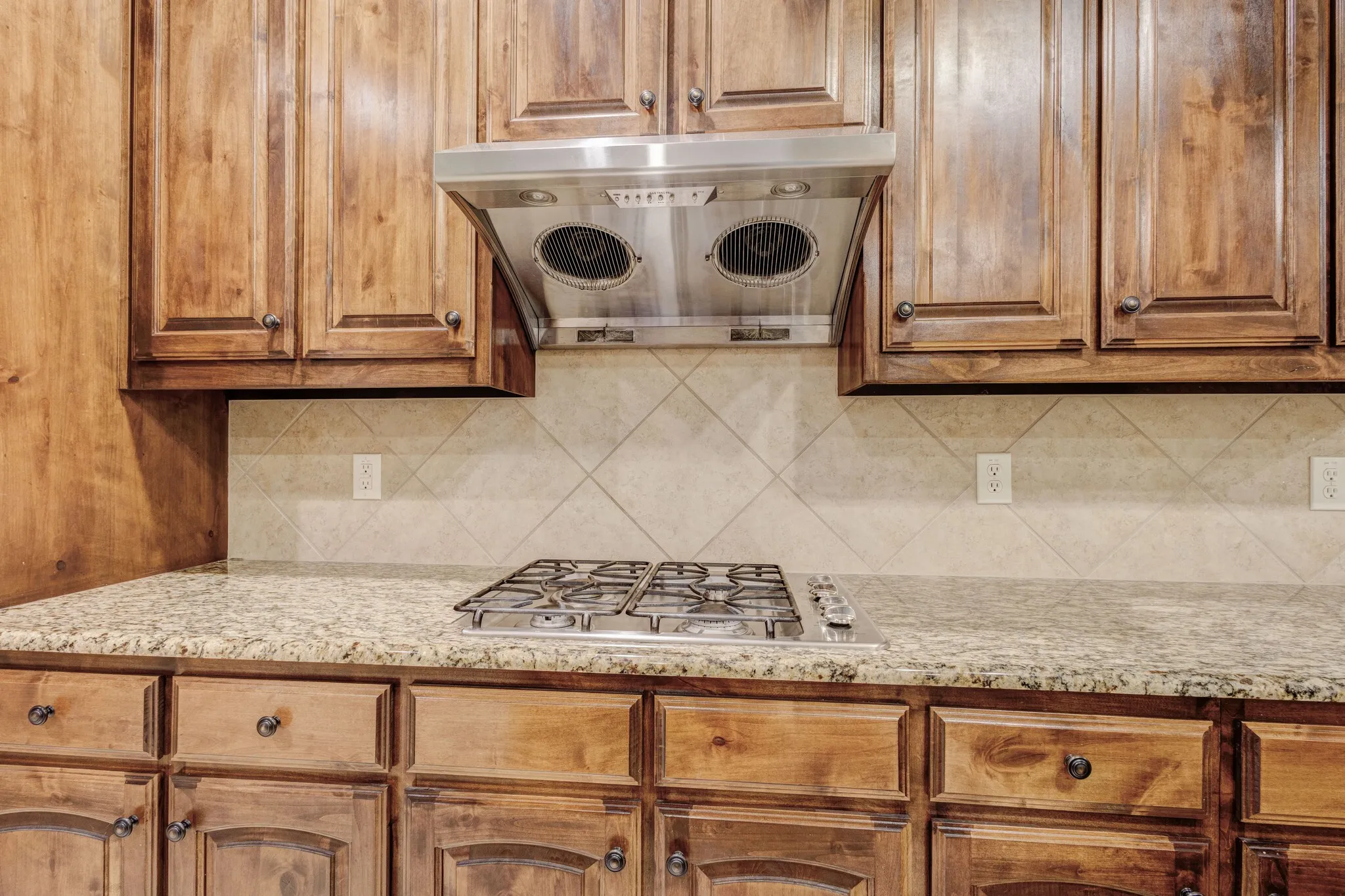 Single Family Residence For Sale in Dallas County , 1004 Keats Drive, De Soto, Texas 75115, 5 Bedrooms, 2 Bathrooms, 2 Garage spaces, 2,772 Sqft, built in 2012, Price $449,900, mls#21272722, Real Estate Agent in De Soto, Homes For Sale in Dallas county, Homes For Sale in De Soto, Realtor in De Soto Texas, Real Estate Brokerage Independent Realty Texas, Luminita Cordes Realtor