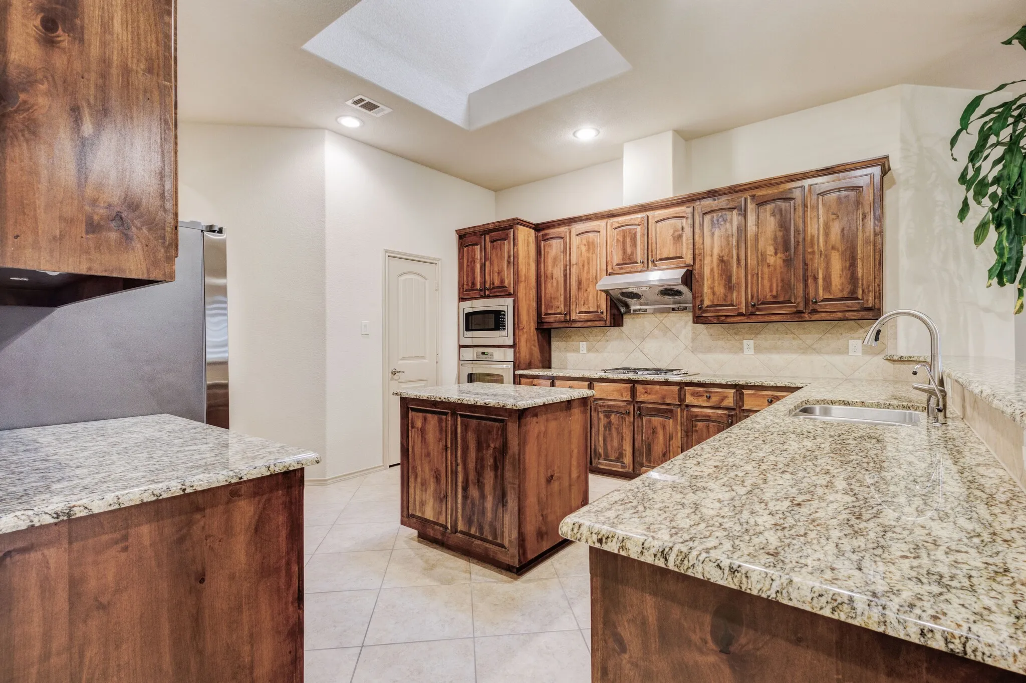 Single Family Residence For Sale in Dallas County , 1004 Keats Drive, De Soto, Texas 75115, 5 Bedrooms, 2 Bathrooms, 2 Garage spaces, 2,772 Sqft, built in 2012, Price $449,900, mls#21272722, Real Estate Agent in De Soto, Homes For Sale in Dallas county, Homes For Sale in De Soto, Realtor in De Soto Texas, Real Estate Brokerage Independent Realty Texas, Luminita Cordes Realtor
