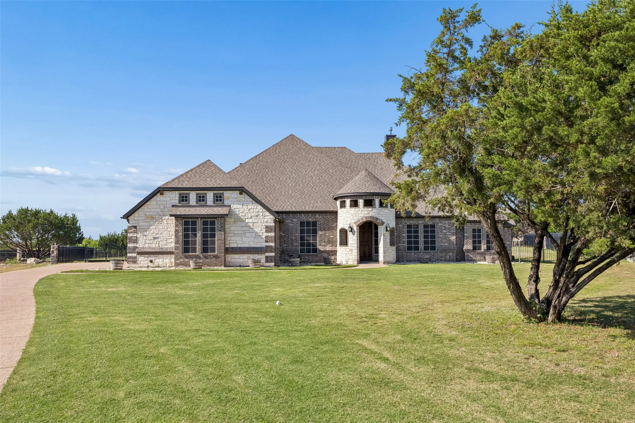 Single Family Residence For Sale in Ellis County , 2015 Alps Court, Cedar Hill, Texas 75104, 4 Bedroom, 3 Bathroom, 3 Garage spaces, 2,972 Sqft, built in 2019, mls#21272647, Real Estate Agent in Cedar Hill, Homes For Sale in Ellis county, Homes For Sale in Cedar Hill, Realtor in Cedar Hill Texas, Real Estate Brokerage Independent Realty Texas, Luminita Cordes Realtor