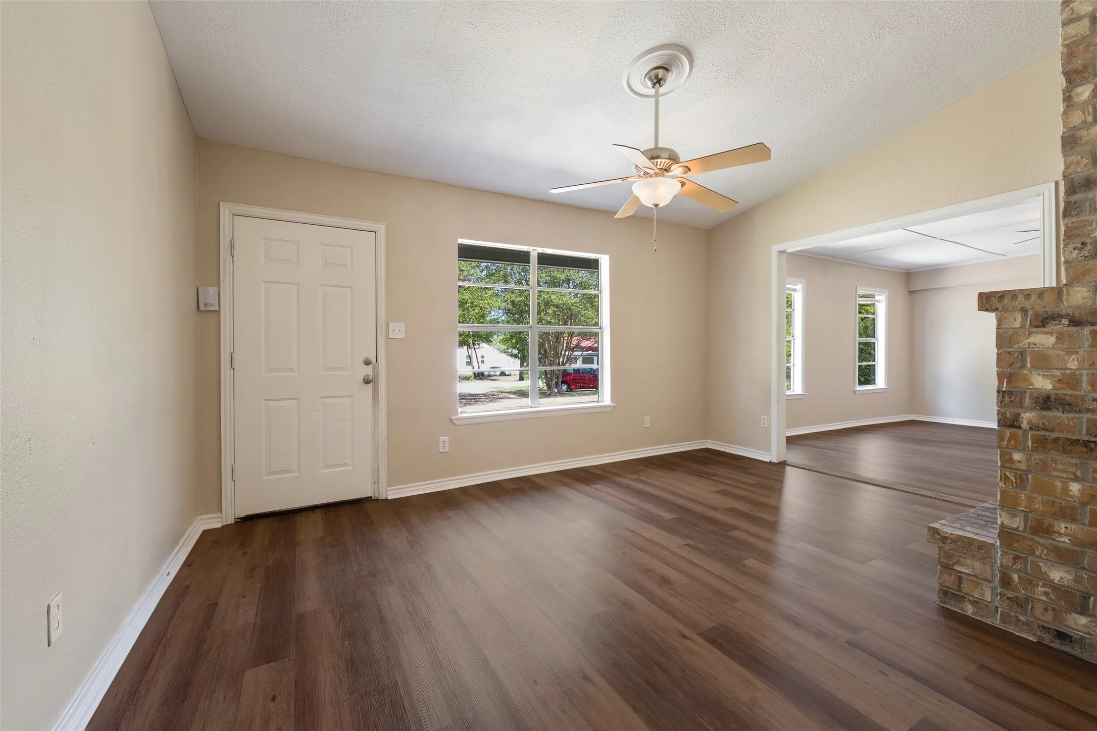 Single Family Residence For Sale in Kaufman County , 101 Smackover, Kemp, Texas 75143, 3 Bedroom, 2 Bathroom, Garage spaces, 1,500 Sqft, built in 1984, mls#21272347, Real Estate Agent in Kemp, Homes For Sale in Kaufman county, Homes For Sale in Kemp, Realtor in Kemp Texas, Real Estate Brokerage Independent Realty Texas, Luminita Cordes Realtor