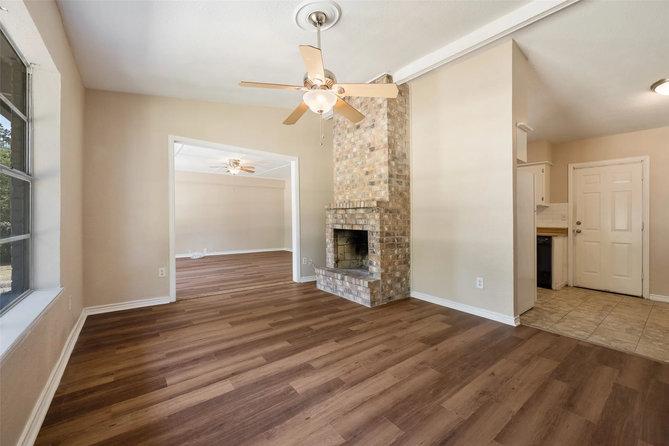 Single Family Residence For Sale in Kaufman County , 101 Smackover, Kemp, Texas 75143, 3 Bedroom, 2 Bathroom, Garage spaces, 1,500 Sqft, built in 1984, mls#21272347, Real Estate Agent in Kemp, Homes For Sale in Kaufman county, Homes For Sale in Kemp, Realtor in Kemp Texas, Real Estate Brokerage Independent Realty Texas, Luminita Cordes Realtor
