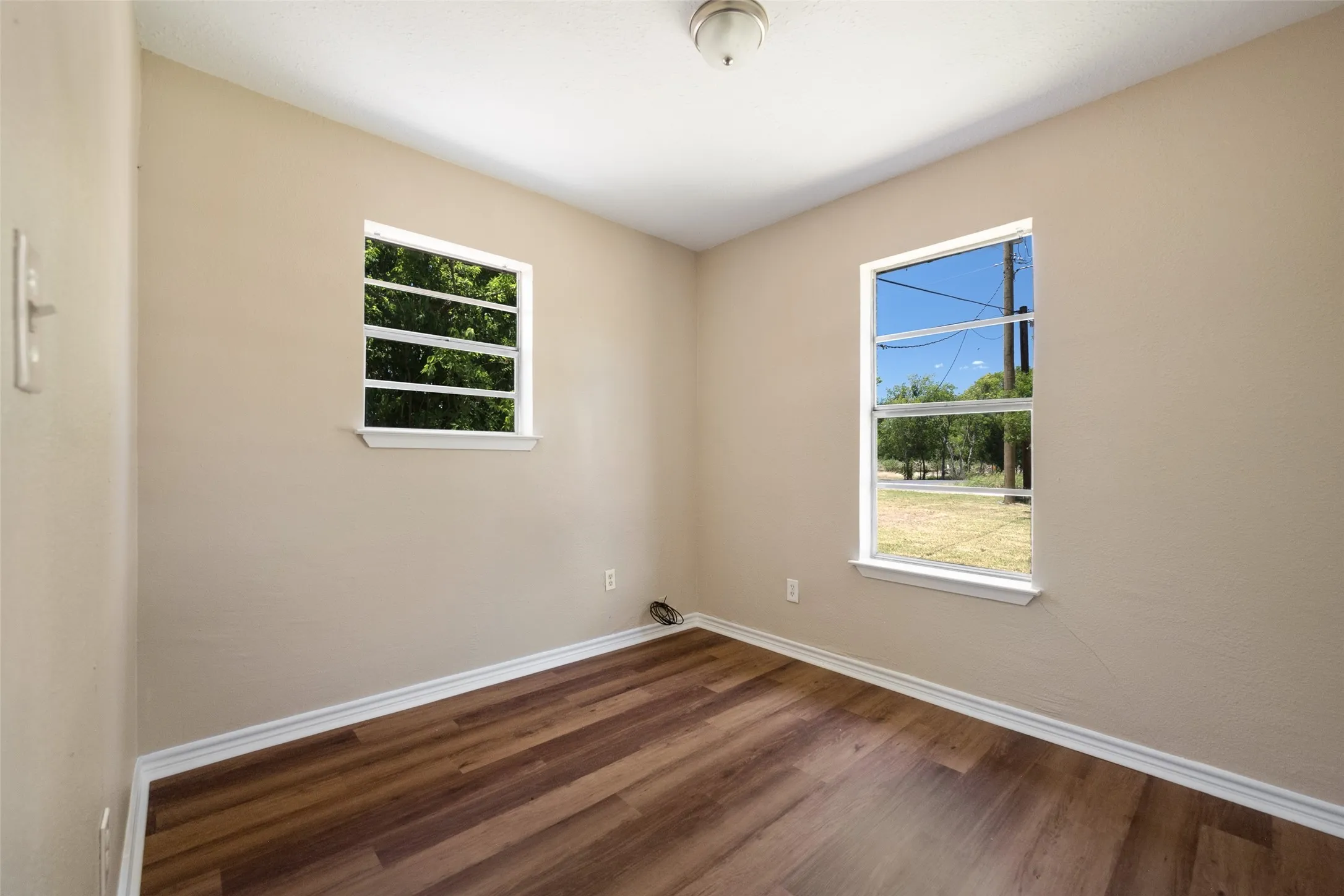 Single Family Residence For Sale in Kaufman County , 101 Smackover, Kemp, Texas 75143, 3 Bedroom, 2 Bathroom, Garage spaces, 1,500 Sqft, built in 1984, mls#21272347, Real Estate Agent in Kemp, Homes For Sale in Kaufman county, Homes For Sale in Kemp, Realtor in Kemp Texas, Real Estate Brokerage Independent Realty Texas, Luminita Cordes Realtor
