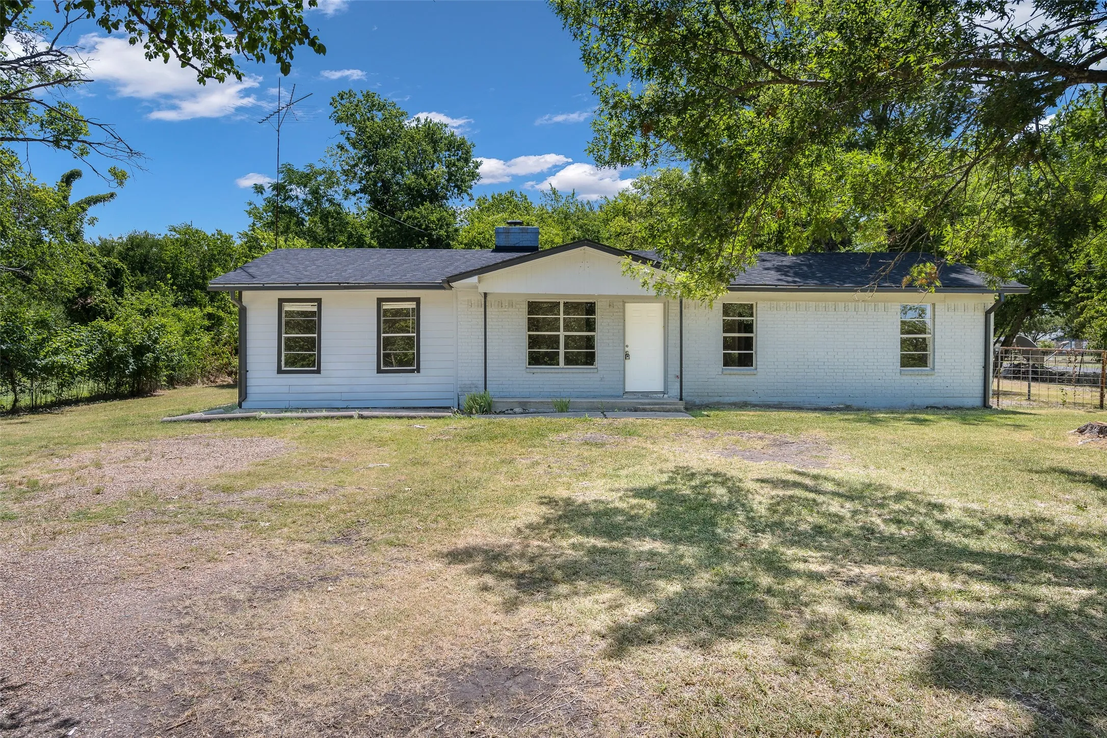 Single Family Residence For Sale in Kaufman County , 101 Smackover, Kemp, Texas 75143, 3 Bedroom, 2 Bathroom, Garage spaces, 1,500 Sqft, built in 1984, mls#21272347, Real Estate Agent in Kemp, Homes For Sale in Kaufman county, Homes For Sale in Kemp, Realtor in Kemp Texas, Real Estate Brokerage Independent Realty Texas, Luminita Cordes Realtor