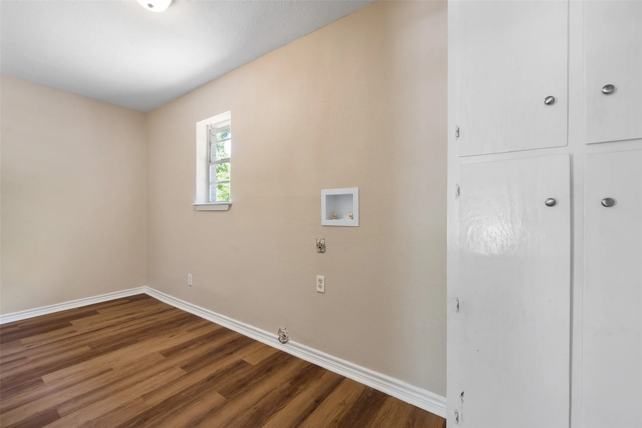 Single Family Residence For Sale in Kaufman County , 101 Smackover, Kemp, Texas 75143, 3 Bedroom, 2 Bathroom, Garage spaces, 1,500 Sqft, built in 1984, mls#21272347, Real Estate Agent in Kemp, Homes For Sale in Kaufman county, Homes For Sale in Kemp, Realtor in Kemp Texas, Real Estate Brokerage Independent Realty Texas, Luminita Cordes Realtor