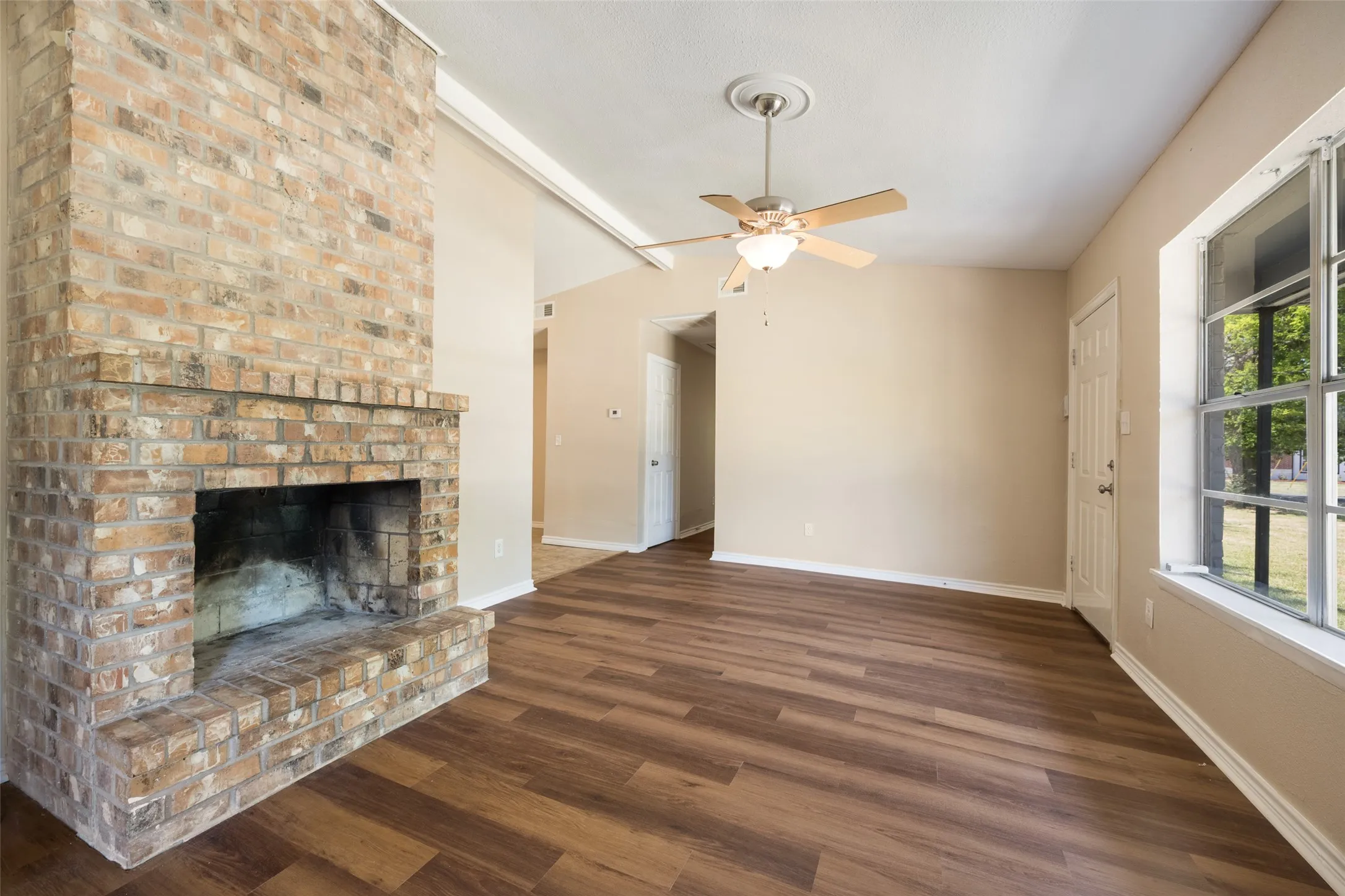 Single Family Residence For Sale in Kaufman County , 101 Smackover, Kemp, Texas 75143, 3 Bedroom, 2 Bathroom, Garage spaces, 1,500 Sqft, built in 1984, mls#21272347, Real Estate Agent in Kemp, Homes For Sale in Kaufman county, Homes For Sale in Kemp, Realtor in Kemp Texas, Real Estate Brokerage Independent Realty Texas, Luminita Cordes Realtor