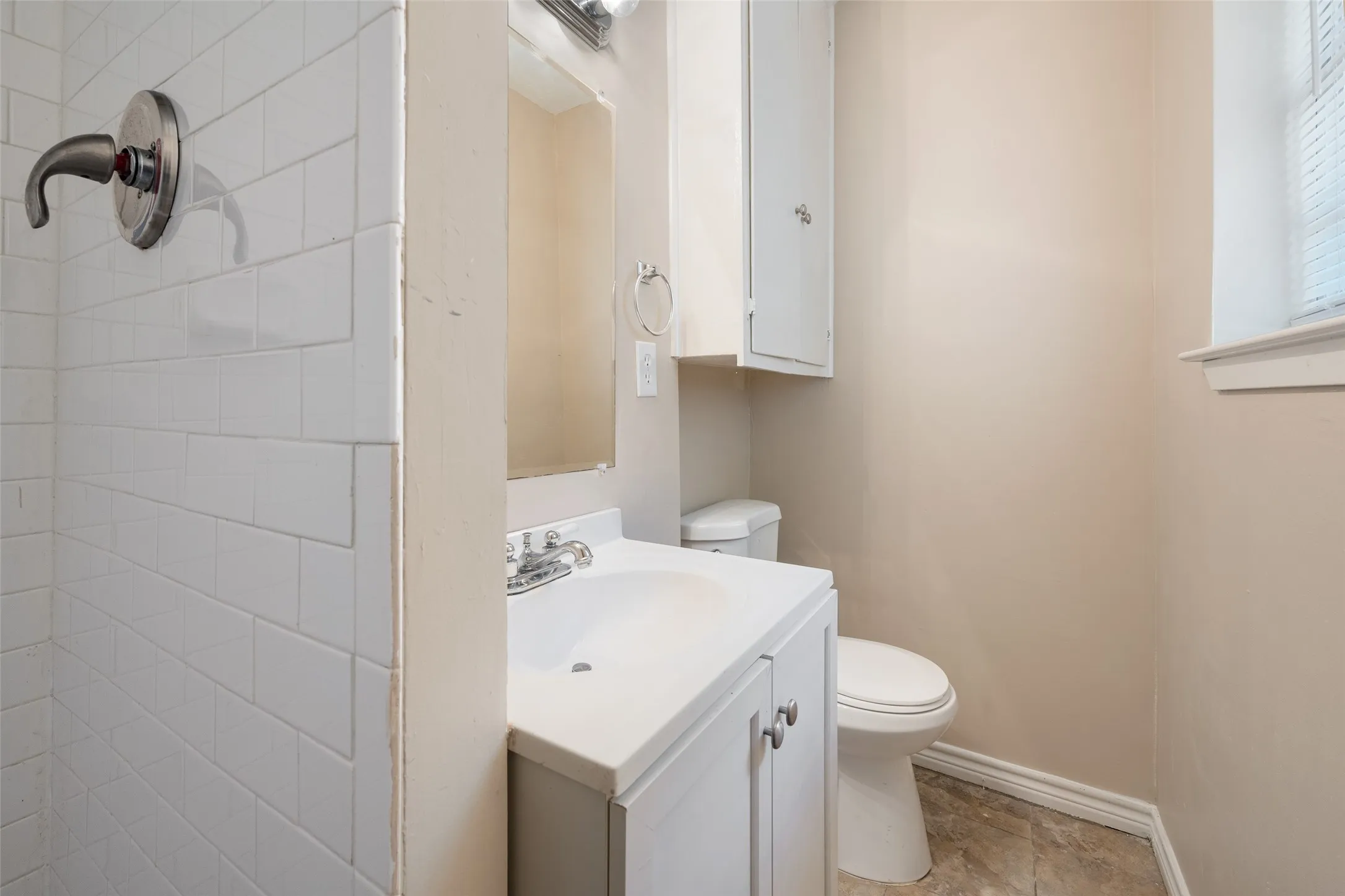 Single Family Residence For Sale in Kaufman County , 101 Smackover, Kemp, Texas 75143, 3 Bedroom, 2 Bathroom, Garage spaces, 1,500 Sqft, built in 1984, mls#21272347, Real Estate Agent in Kemp, Homes For Sale in Kaufman county, Homes For Sale in Kemp, Realtor in Kemp Texas, Real Estate Brokerage Independent Realty Texas, Luminita Cordes Realtor