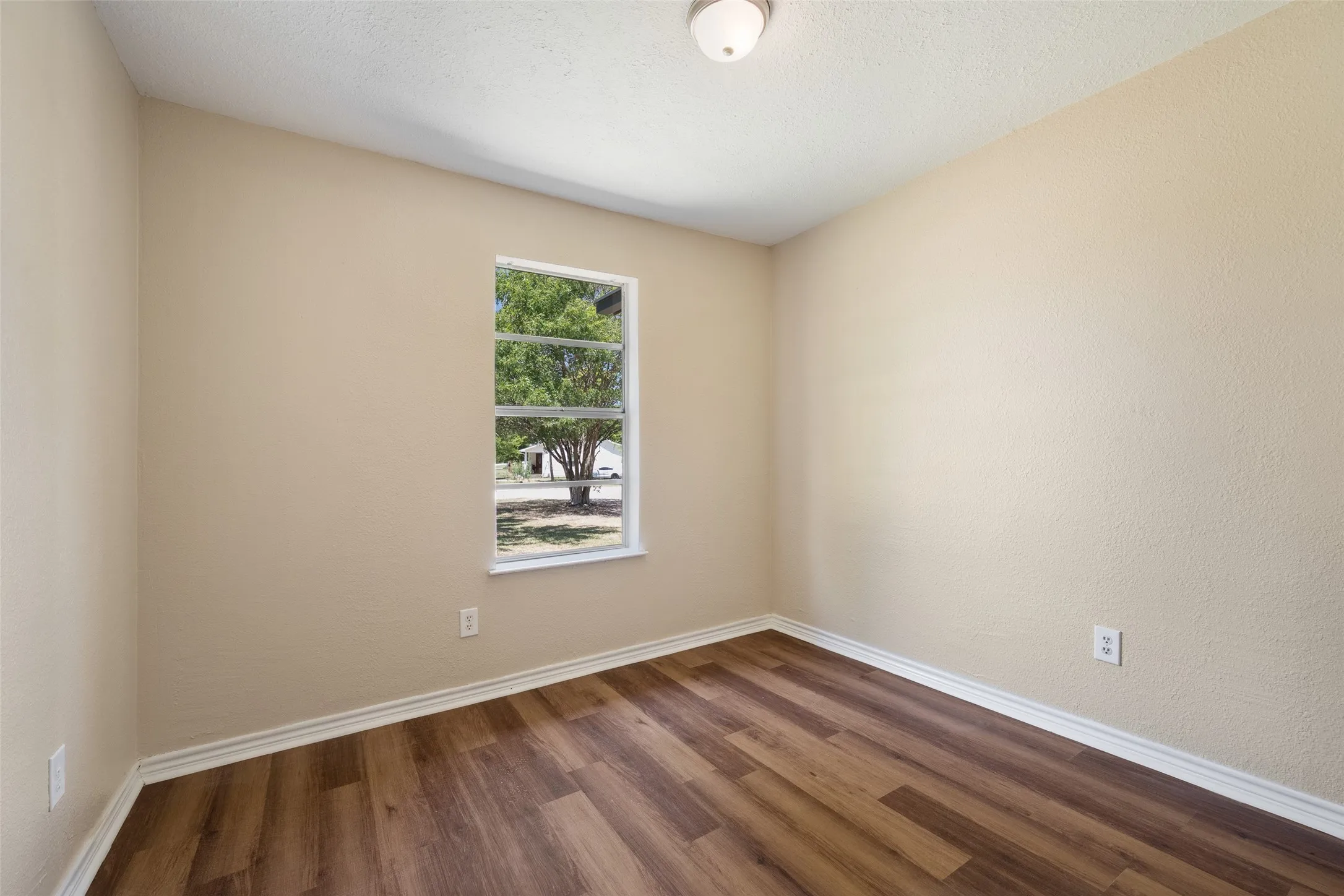 Single Family Residence For Sale in Kaufman County , 101 Smackover, Kemp, Texas 75143, 3 Bedroom, 2 Bathroom, Garage spaces, 1,500 Sqft, built in 1984, mls#21272347, Real Estate Agent in Kemp, Homes For Sale in Kaufman county, Homes For Sale in Kemp, Realtor in Kemp Texas, Real Estate Brokerage Independent Realty Texas, Luminita Cordes Realtor