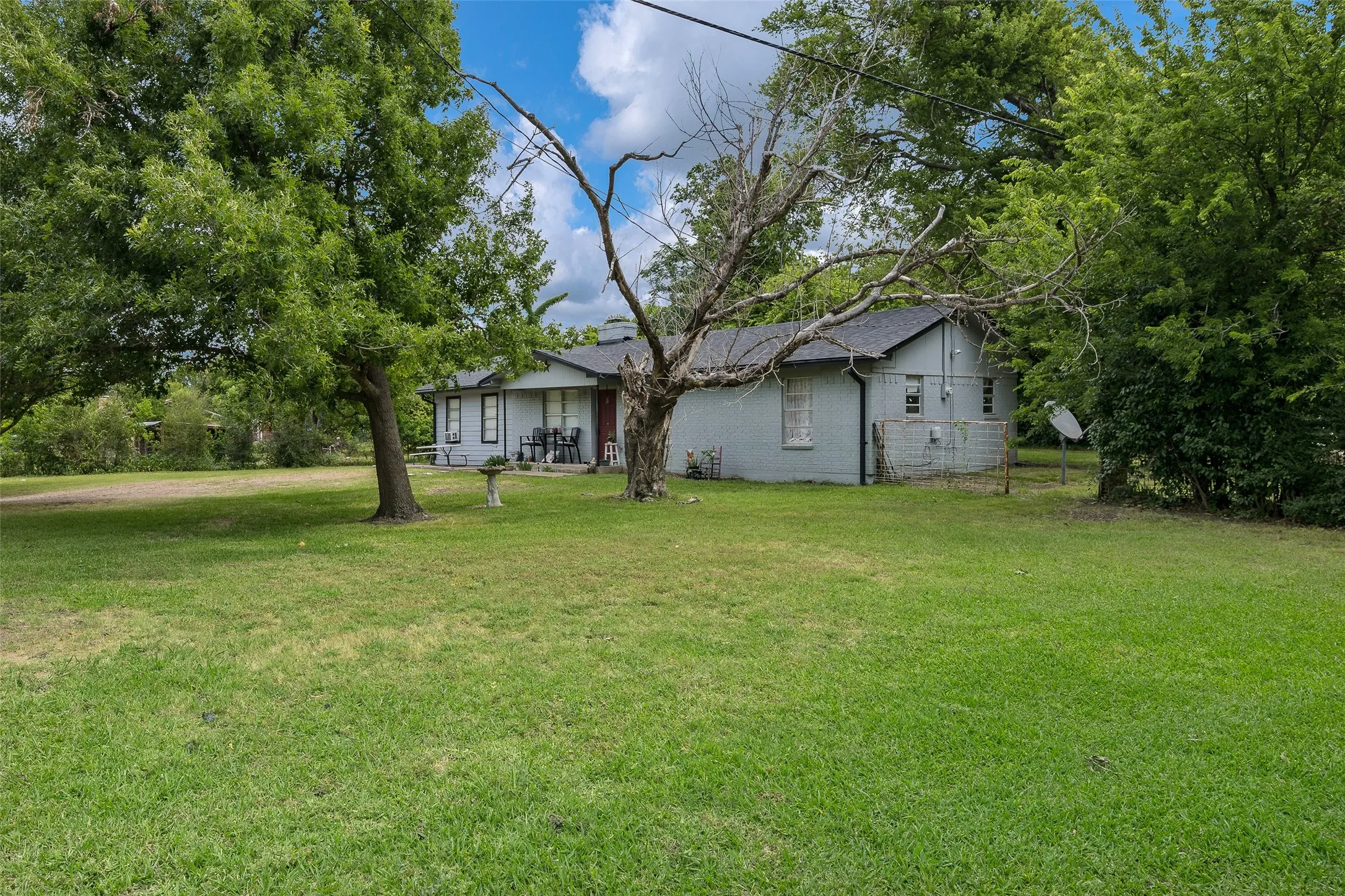 Single Family Residence For Sale in Kaufman County , 101 Smackover, Kemp, Texas 75143, 3 Bedroom, 2 Bathroom, Garage spaces, 1,500 Sqft, built in 1984, mls#21272347, Real Estate Agent in Kemp, Homes For Sale in Kaufman county, Homes For Sale in Kemp, Realtor in Kemp Texas, Real Estate Brokerage Independent Realty Texas, Luminita Cordes Realtor