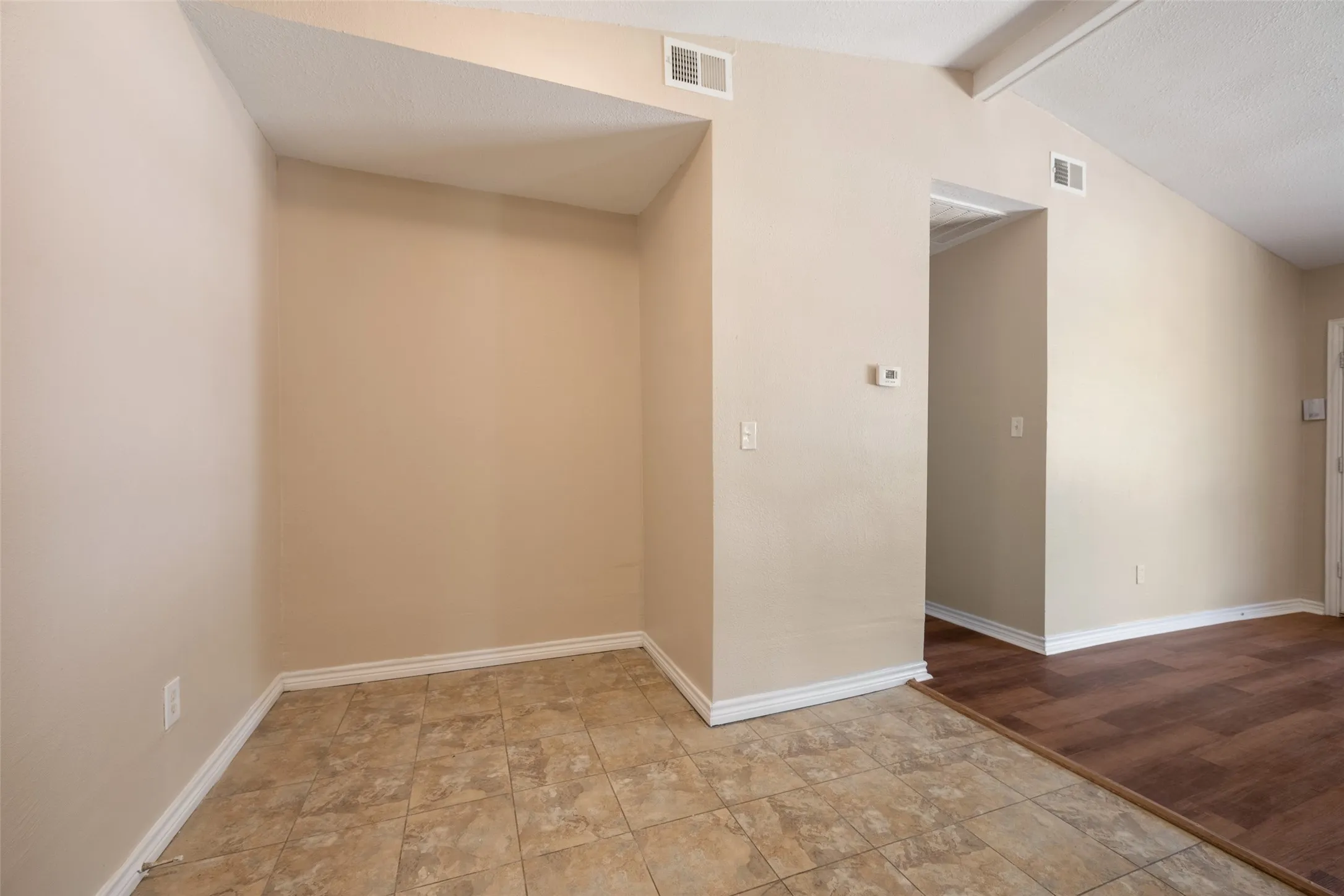 Single Family Residence For Sale in Kaufman County , 101 Smackover, Kemp, Texas 75143, 3 Bedroom, 2 Bathroom, Garage spaces, 1,500 Sqft, built in 1984, mls#21272347, Real Estate Agent in Kemp, Homes For Sale in Kaufman county, Homes For Sale in Kemp, Realtor in Kemp Texas, Real Estate Brokerage Independent Realty Texas, Luminita Cordes Realtor