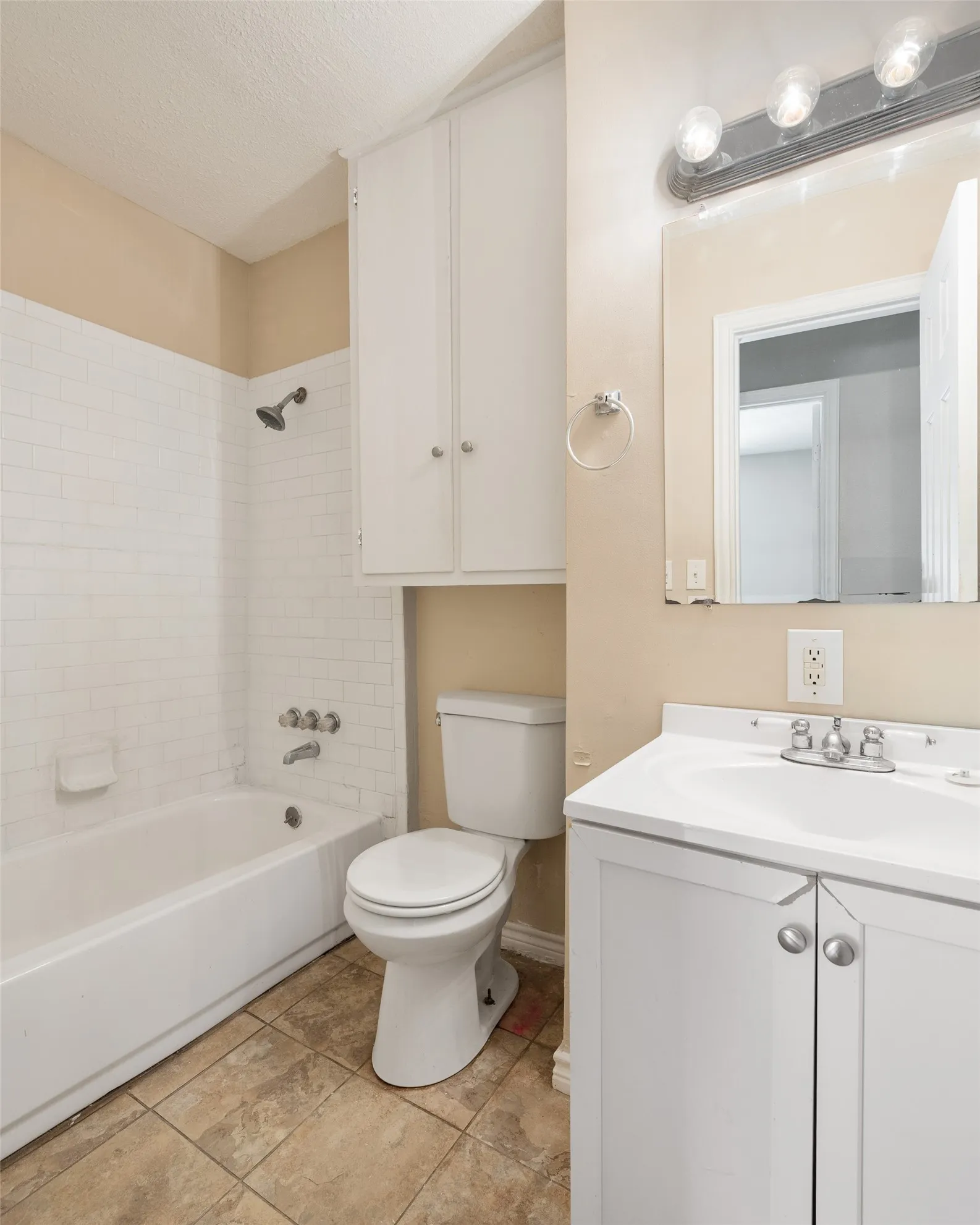 Single Family Residence For Sale in Kaufman County , 101 Smackover, Kemp, Texas 75143, 3 Bedroom, 2 Bathroom, Garage spaces, 1,500 Sqft, built in 1984, mls#21272347, Real Estate Agent in Kemp, Homes For Sale in Kaufman county, Homes For Sale in Kemp, Realtor in Kemp Texas, Real Estate Brokerage Independent Realty Texas, Luminita Cordes Realtor
