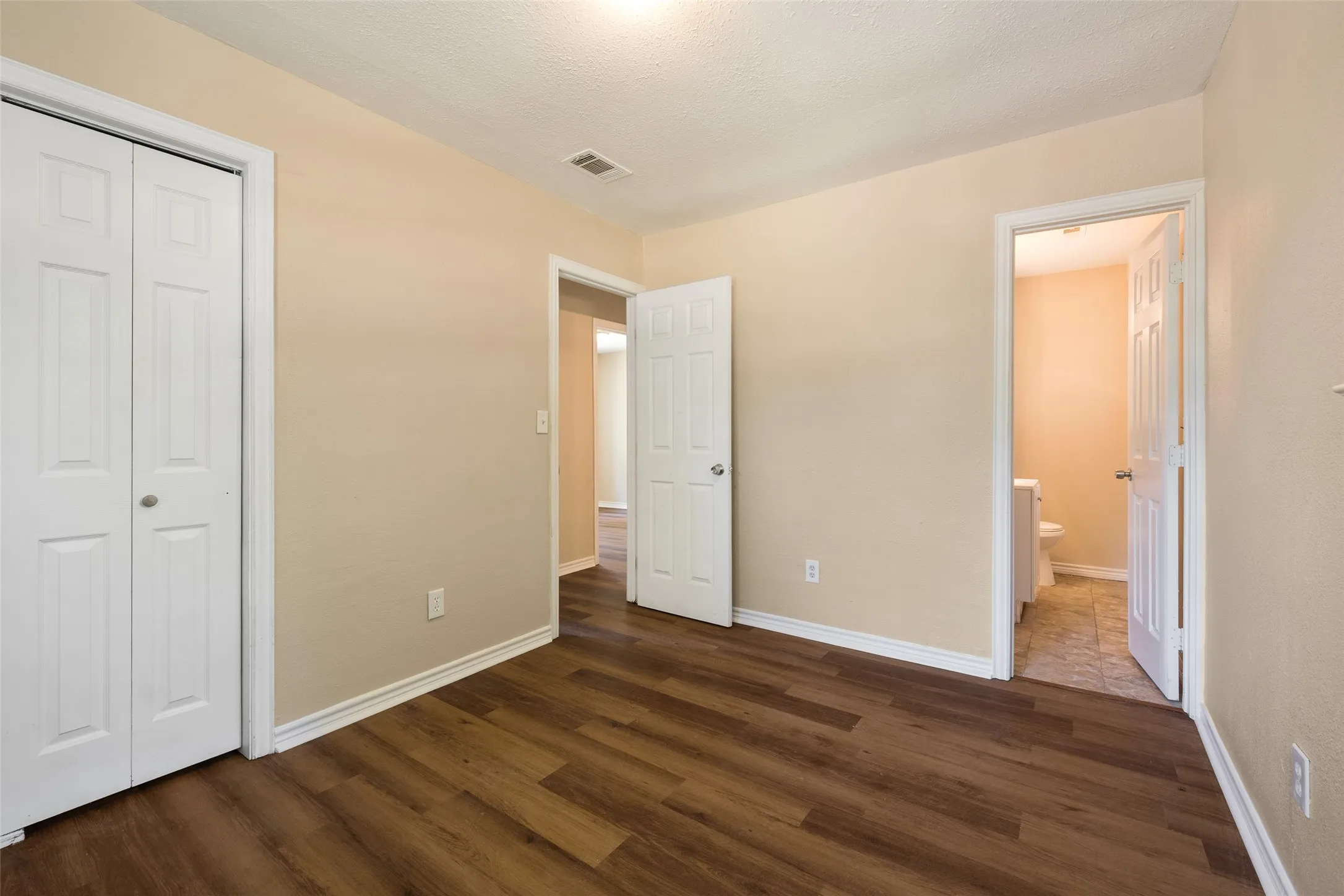 Single Family Residence For Sale in Kaufman County , 101 Smackover, Kemp, Texas 75143, 3 Bedroom, 2 Bathroom, Garage spaces, 1,500 Sqft, built in 1984, mls#21272347, Real Estate Agent in Kemp, Homes For Sale in Kaufman county, Homes For Sale in Kemp, Realtor in Kemp Texas, Real Estate Brokerage Independent Realty Texas, Luminita Cordes Realtor