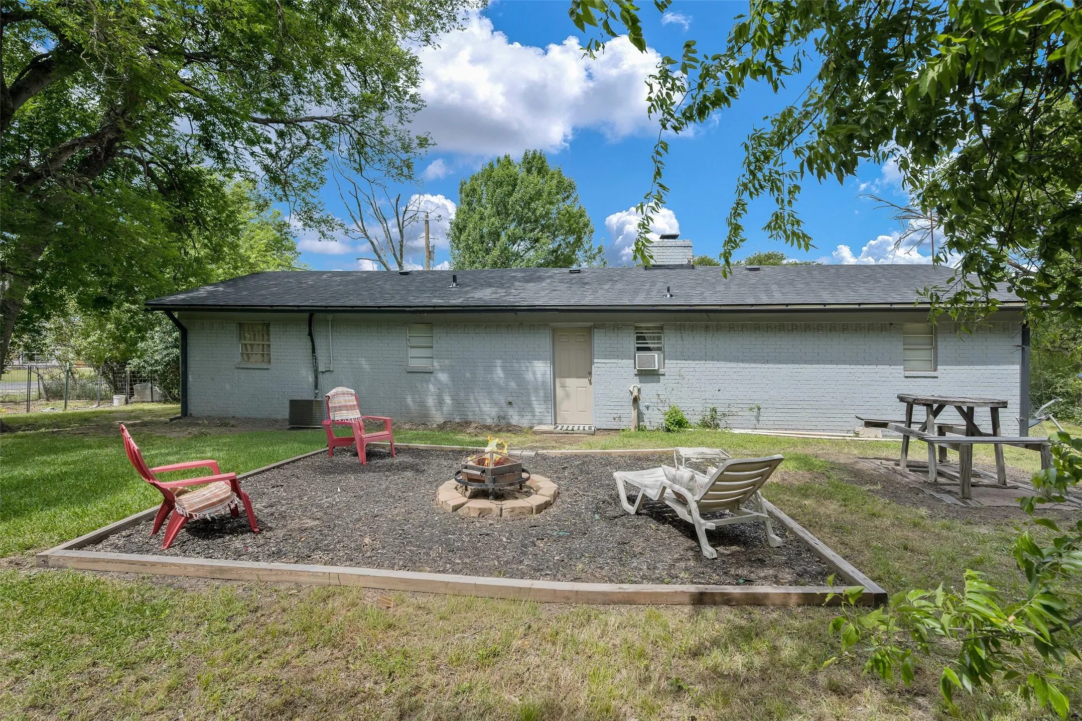 Single Family Residence For Sale in Kaufman County , 101 Smackover, Kemp, Texas 75143, 3 Bedroom, 2 Bathroom, Garage spaces, 1,500 Sqft, built in 1984, mls#21272347, Real Estate Agent in Kemp, Homes For Sale in Kaufman county, Homes For Sale in Kemp, Realtor in Kemp Texas, Real Estate Brokerage Independent Realty Texas, Luminita Cordes Realtor