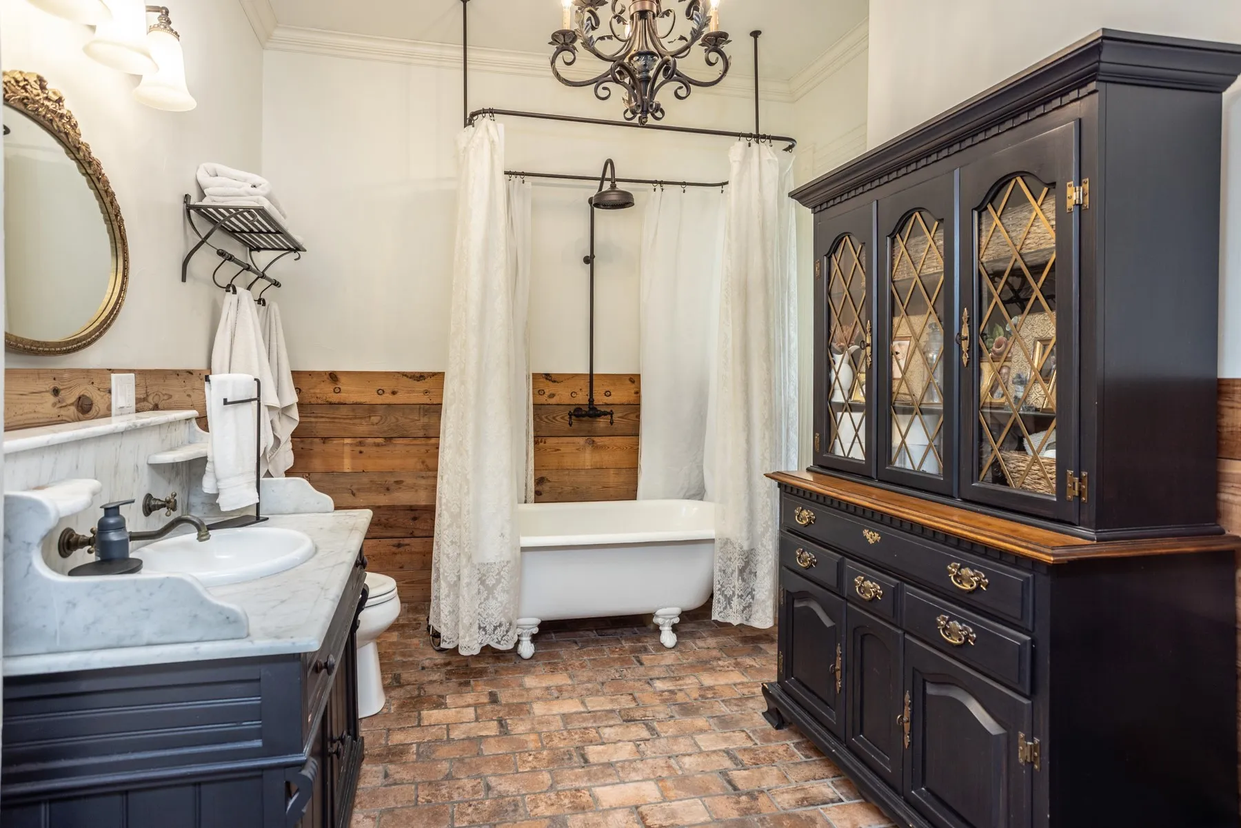 Single Family Residence For Sale in Cooke County , 5217 W Fm 922, Valley View, Texas 76272, 4 Bedroom, 2 Bathroom, Garage spaces, 2,608 Sqft, built in 1902, mls#21269027, Real Estate Agent in Valley View, Homes For Sale in Cooke county, Homes For Sale in Valley View, Realtor in Valley View Texas, Real Estate Brokerage Independent Realty Texas, Luminita Cordes Realtor