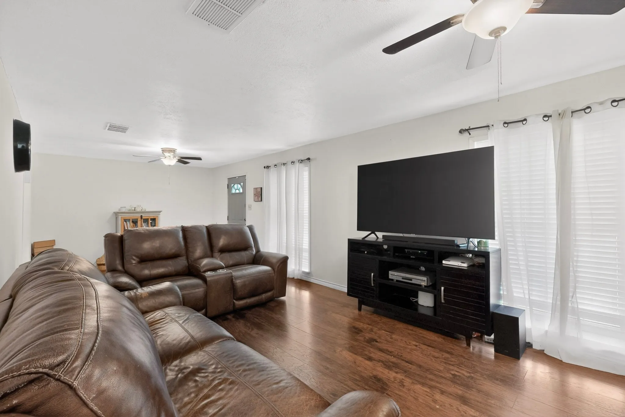 Single Family Residence For Sale in Dallas County , 8927 Beckley View Avenue, Dallas, Texas 75232, 4 Bedroom, 3 Bathroom, Garage spaces, 2,048 Sqft, built in 1940, mls#21272786, Real Estate Agent in Dallas, Homes For Sale in Dallas county, Homes For Sale in Dallas, Realtor in Dallas Texas, Real Estate Brokerage Independent Realty Texas, Luminita Cordes Realtor