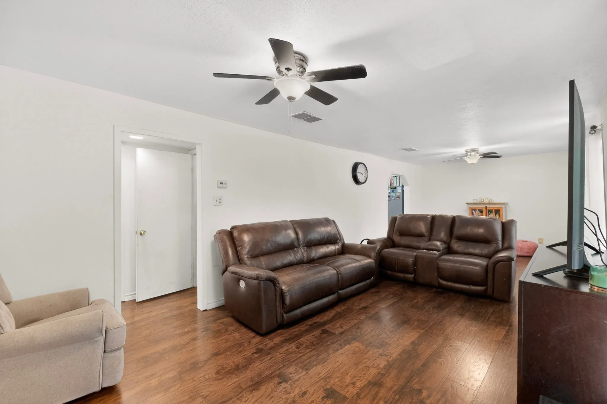 Single Family Residence For Sale in Dallas County , 8927 Beckley View Avenue, Dallas, Texas 75232, 4 Bedroom, 3 Bathroom, Garage spaces, 2,048 Sqft, built in 1940, mls#21272786, Real Estate Agent in Dallas, Homes For Sale in Dallas county, Homes For Sale in Dallas, Realtor in Dallas Texas, Real Estate Brokerage Independent Realty Texas, Luminita Cordes Realtor