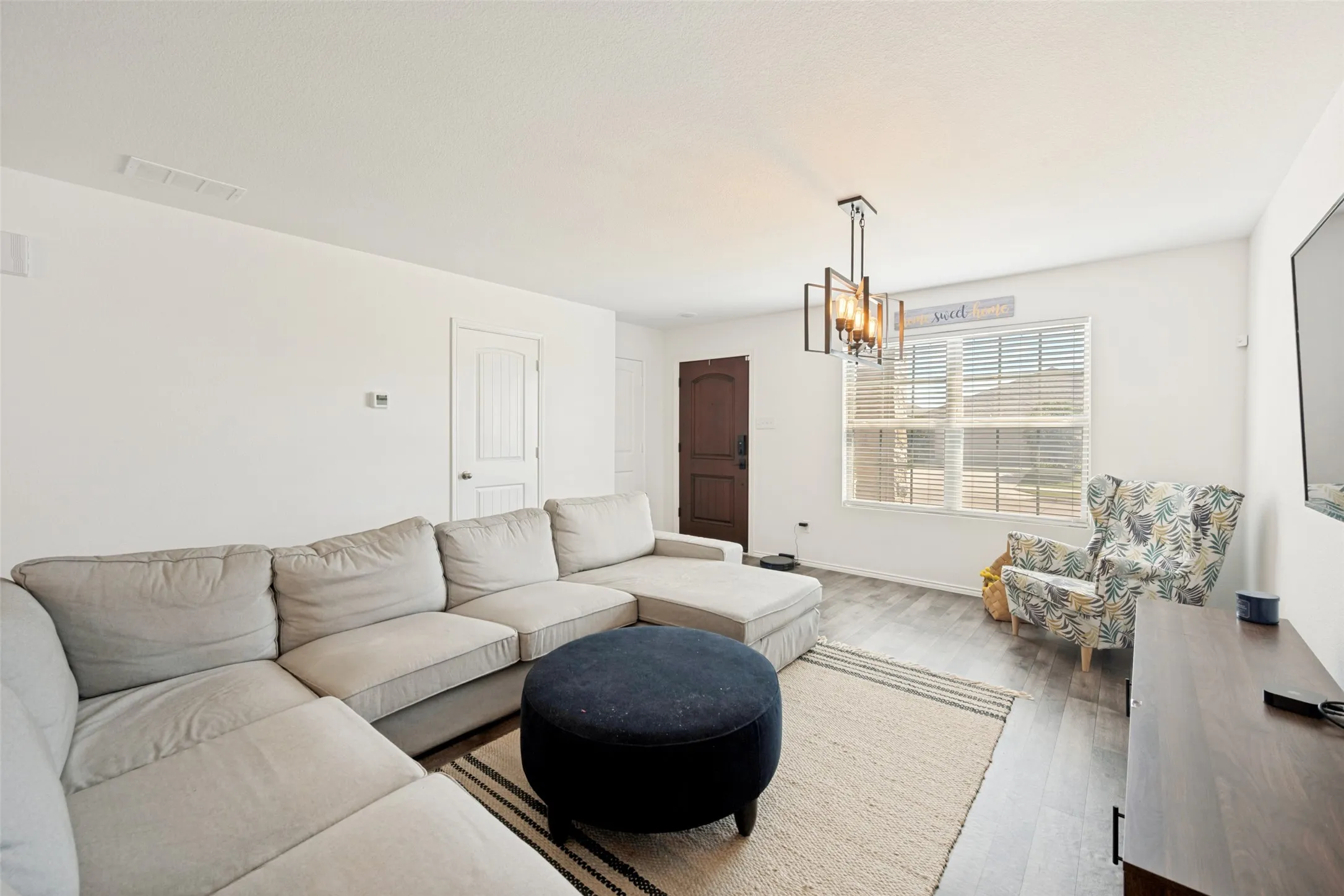 Spacious Living aRoom