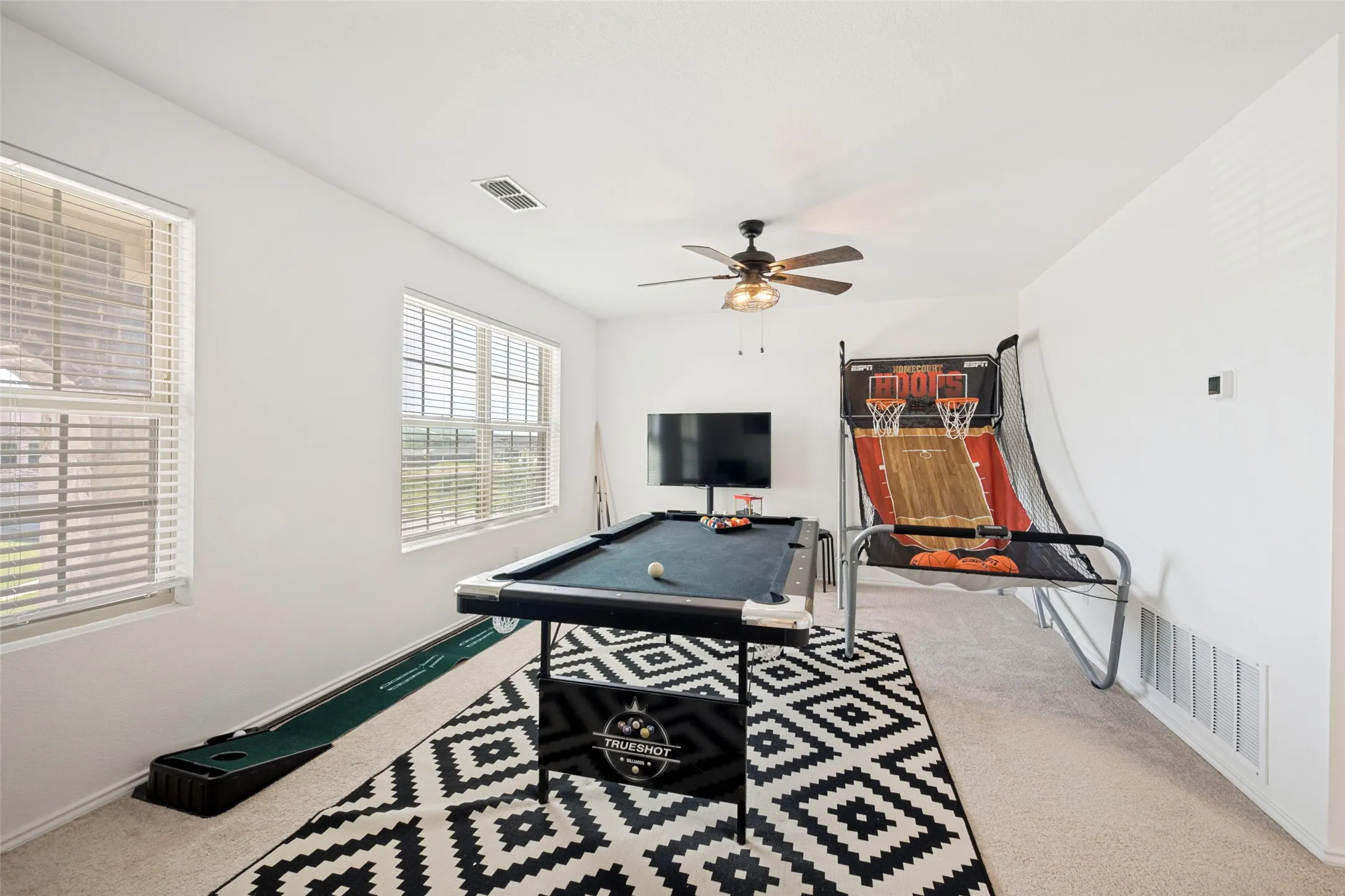 Spacious Play area , homework station, hobby area, or game room!