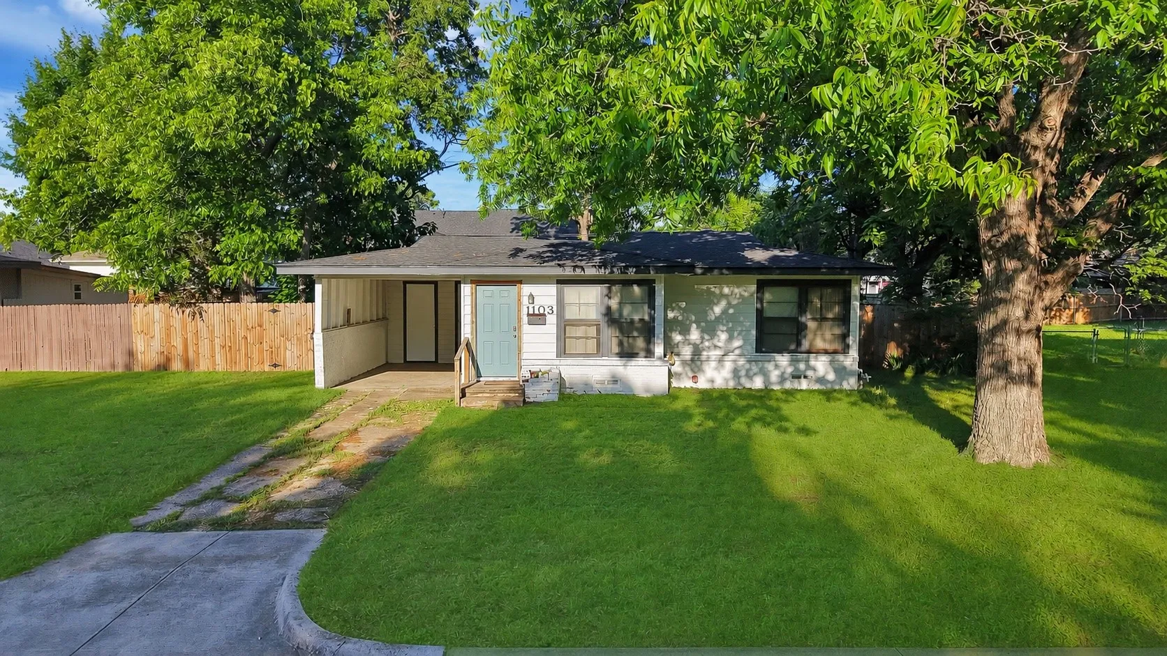Single Family Residence For Sale in Tarrant County , 1103 Bellaire Drive, Grapevine, Texas 76051, 2 Bedroom, 1 Bathroom, Garage spaces, 814 Sqft, built in 1952, mls#21270851, Real Estate Agent in Grapevine, Homes For Sale in Tarrant county, Homes For Sale in Grapevine, Realtor in Grapevine Texas, Real Estate Brokerage Independent Realty Texas, Luminita Cordes Realtor