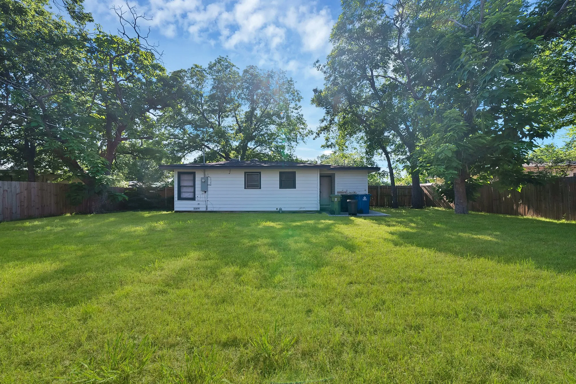 Single Family Residence For Sale in Tarrant County , 1103 Bellaire Drive, Grapevine, Texas 76051, 2 Bedroom, 1 Bathroom, Garage spaces, 814 Sqft, built in 1952, mls#21270851, Real Estate Agent in Grapevine, Homes For Sale in Tarrant county, Homes For Sale in Grapevine, Realtor in Grapevine Texas, Real Estate Brokerage Independent Realty Texas, Luminita Cordes Realtor