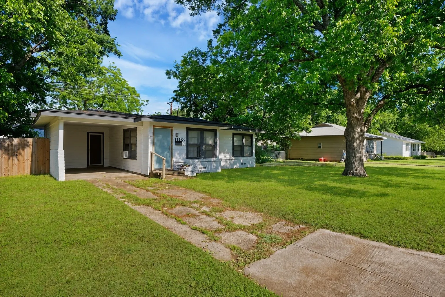 Single Family Residence For Sale in Tarrant County , 1103 Bellaire Drive, Grapevine, Texas 76051, 2 Bedroom, 1 Bathroom, Garage spaces, 814 Sqft, built in 1952, mls#21270851, Real Estate Agent in Grapevine, Homes For Sale in Tarrant county, Homes For Sale in Grapevine, Realtor in Grapevine Texas, Real Estate Brokerage Independent Realty Texas, Luminita Cordes Realtor