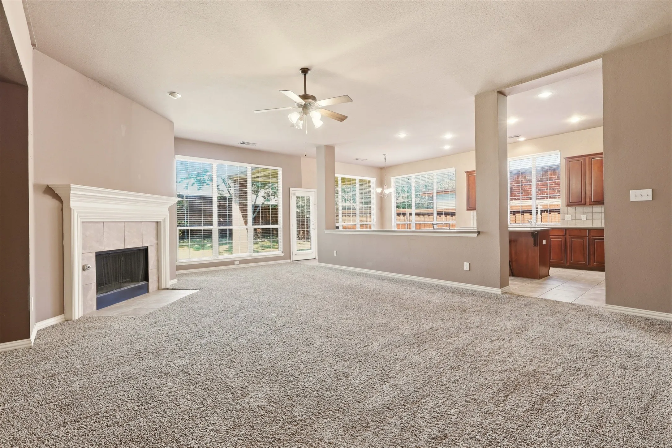 Single Family Residence For Rent in Denton County , 2633 Deer Hollow Drive, Little Elm, Texas 75068, 4 Bedroom, 3 Bathroom, 2 Garage spaces, 2,623 Sqft, built in 2005, mls#21270261, Real Estate Agent in Little Elm, Homes For Rent in Denton county, Homes For Rent in Little Elm, Realtor in Little Elm Texas, Real Estate Brokerage Independent Realty Texas, Luminita Cordes Realtor