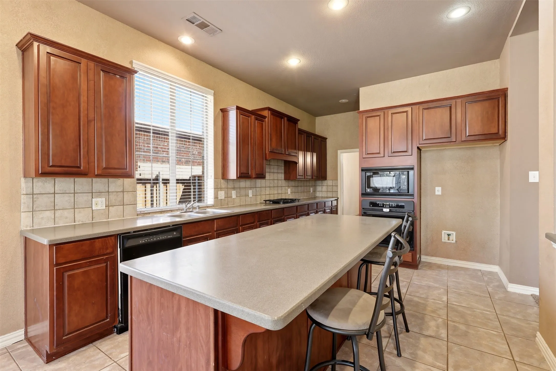Single Family Residence For Rent in Denton County , 2633 Deer Hollow Drive, Little Elm, Texas 75068, 4 Bedroom, 3 Bathroom, 2 Garage spaces, 2,623 Sqft, built in 2005, mls#21270261, Real Estate Agent in Little Elm, Homes For Rent in Denton county, Homes For Rent in Little Elm, Realtor in Little Elm Texas, Real Estate Brokerage Independent Realty Texas, Luminita Cordes Realtor