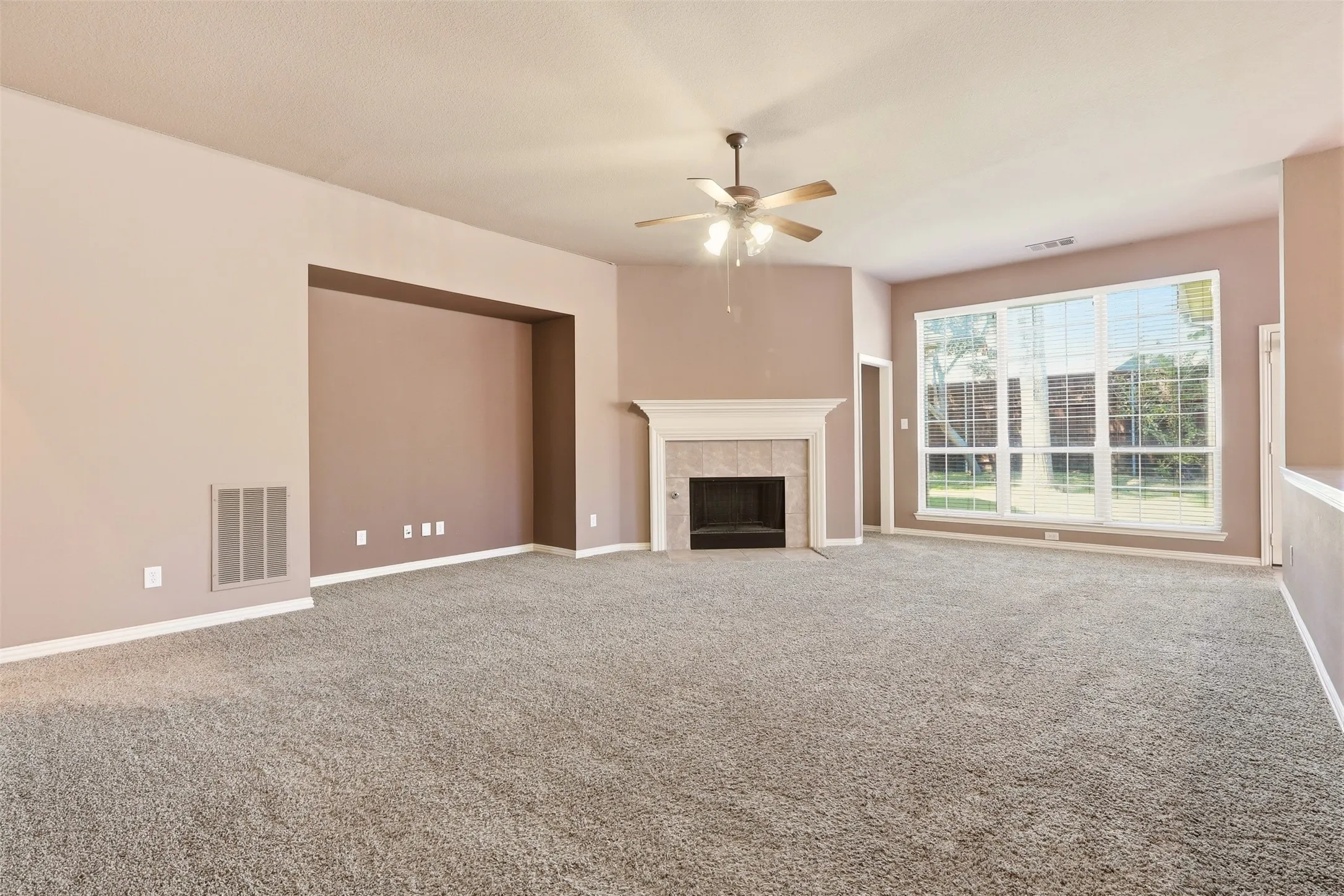 Single Family Residence For Rent in Denton County , 2633 Deer Hollow Drive, Little Elm, Texas 75068, 4 Bedroom, 3 Bathroom, 2 Garage spaces, 2,623 Sqft, built in 2005, mls#21270261, Real Estate Agent in Little Elm, Homes For Rent in Denton county, Homes For Rent in Little Elm, Realtor in Little Elm Texas, Real Estate Brokerage Independent Realty Texas, Luminita Cordes Realtor