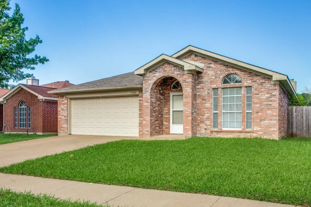 Single Family Residence For Sale in Tarrant County , 7120 Nohl Ranch Road, Fort Worth, Texas 76133, 4 Bedroom, 2 Bathroom, 2 Garage spaces, 1,903 Sqft, built in 1998, mls#21272858, Real Estate Agent in Fort Worth, Homes For Sale in Tarrant county, Homes For Sale in Fort Worth, Realtor in Fort Worth Texas, Real Estate Brokerage Independent Realty Texas, Luminita Cordes Realtor