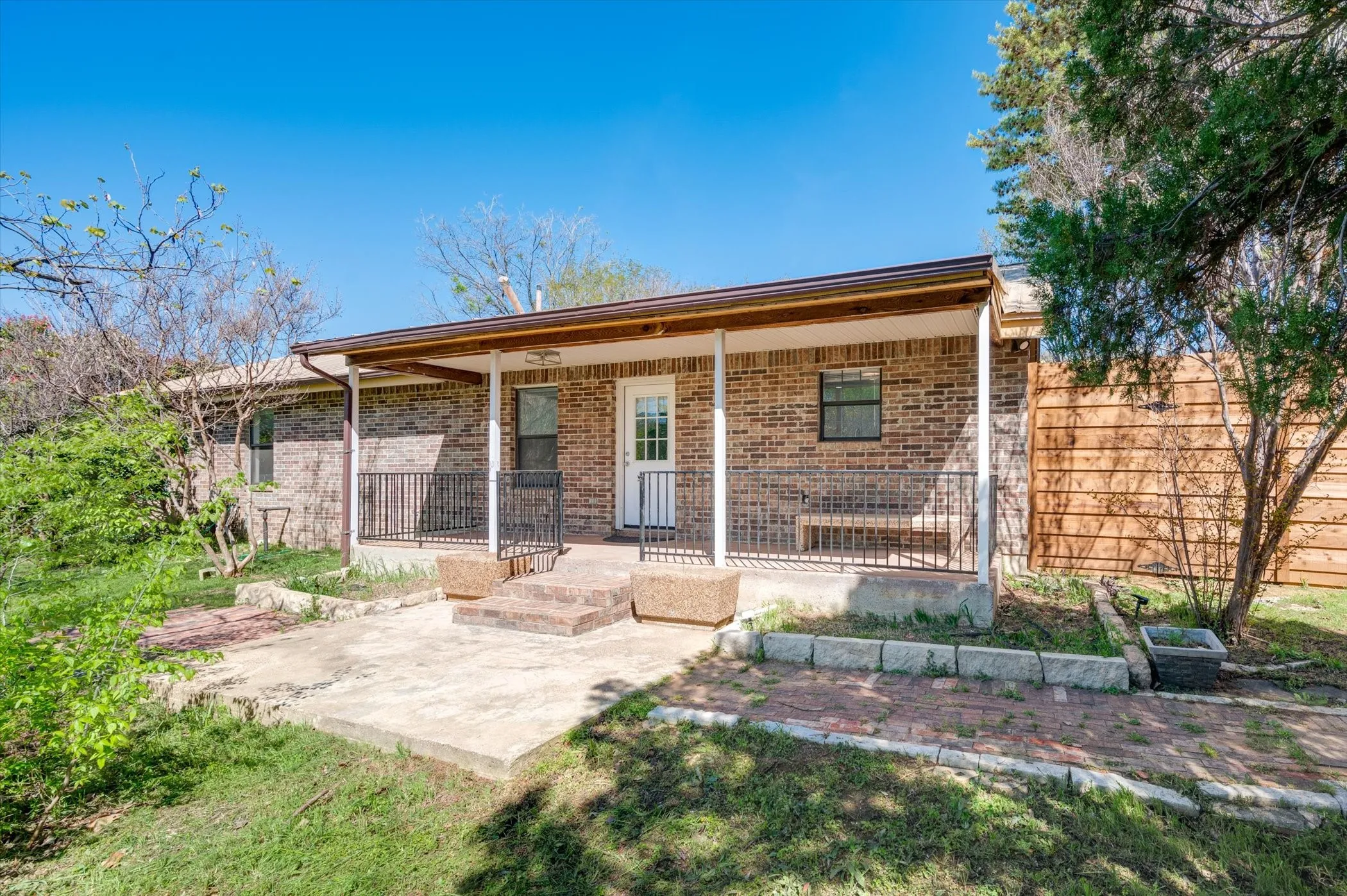 Single Family Residence For Rent in Denton County , 304 Oak Drive, Argyle, Texas 76226, 3 Bedroom, 2 Bathroom, Garage spaces, 1,947 Sqft, built in 1998, mls#21272846, Real Estate Agent in Argyle, Homes For Rent in Denton county, Homes For Rent in Argyle, Realtor in Argyle Texas, Real Estate Brokerage Independent Realty Texas, Luminita Cordes Realtor