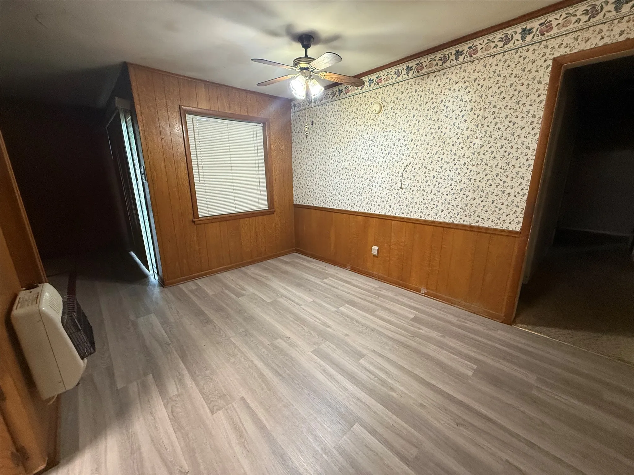 Single Family Residence For Sale in Navarro County , 2402 W 5th Avenue, Corsicana, Texas 75110, 3 Bedroom, 2 Bathroom, Garage spaces, 1,386 Sqft, built in 1965, mls#21272071, Real Estate Agent in Corsicana, Homes For Sale in Navarro county, Homes For Sale in Corsicana, Realtor in Corsicana Texas, Real Estate Brokerage Independent Realty Texas, Luminita Cordes Realtor