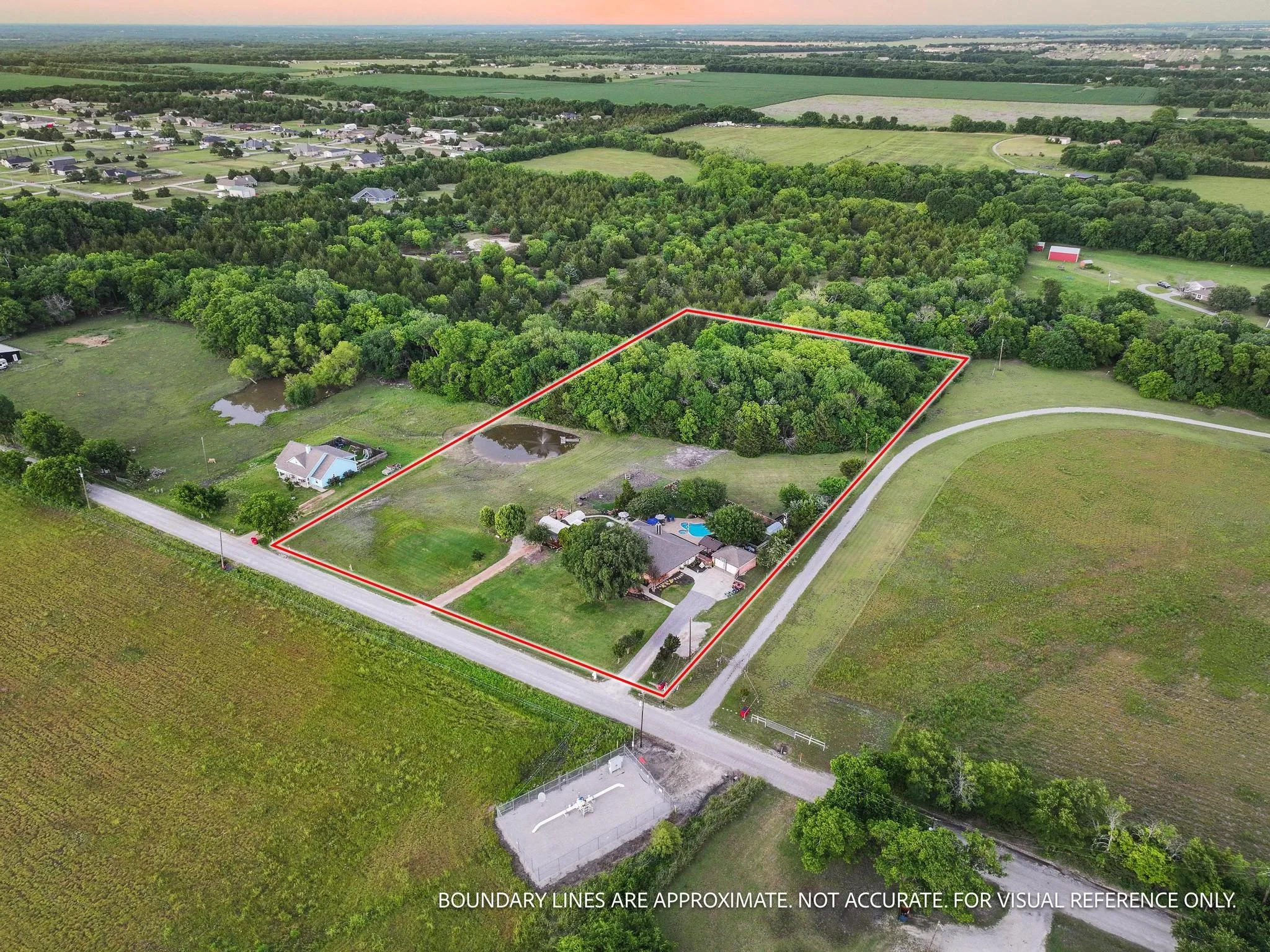 Single Family Residence For Sale in Fannin County , 981 County Road 4918, Trenton, Texas 75490, 5 Bedroom, 3 Bathroom, 2 Garage spaces, 2,606 Sqft, built in 1995, mls#21268765, Real Estate Agent in Trenton, Homes For Sale in Fannin county, Homes For Sale in Trenton, Realtor in Trenton Texas, Real Estate Brokerage Independent Realty Texas, Luminita Cordes Realtor