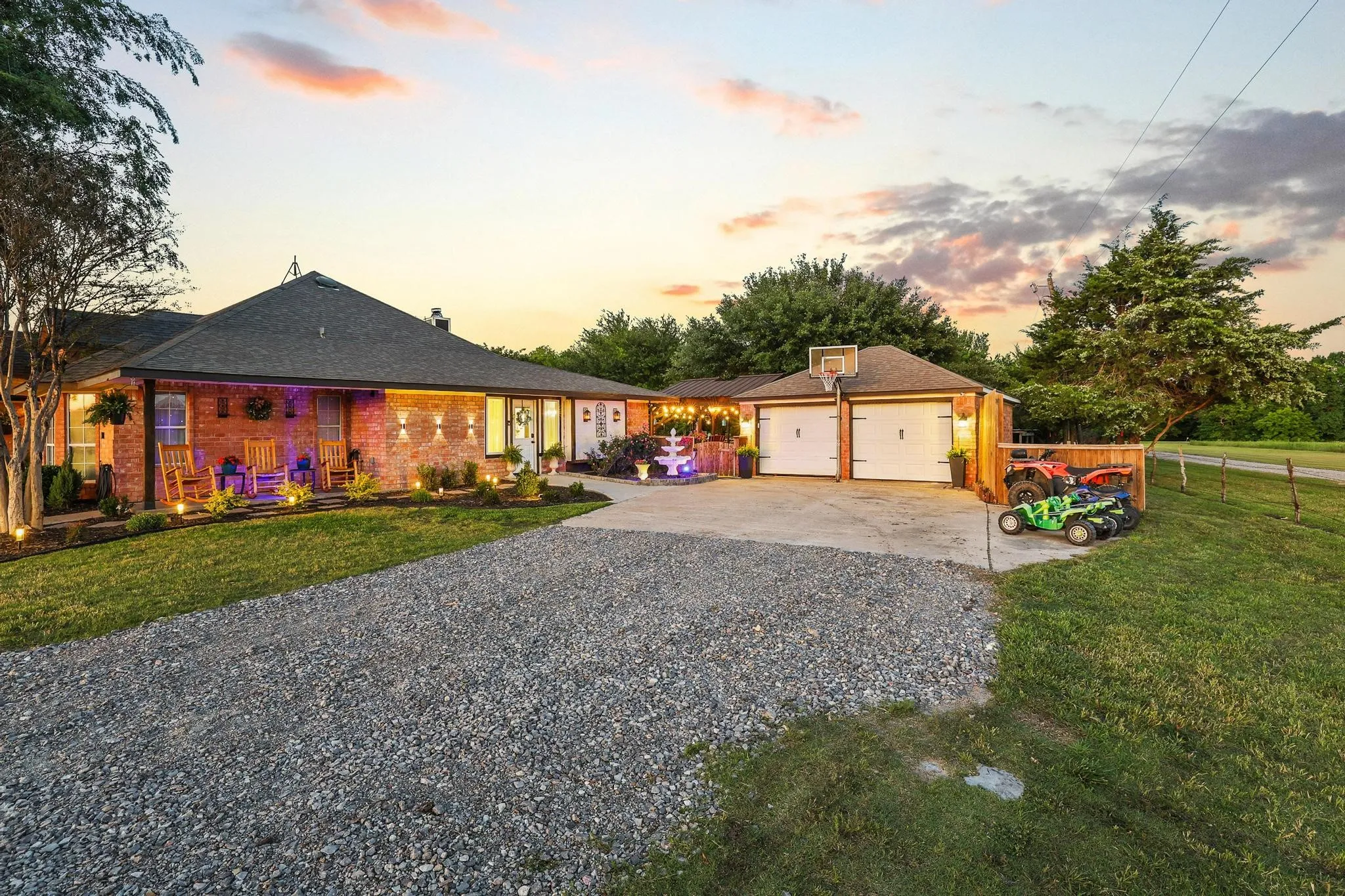 Single Family Residence For Sale in Fannin County , 981 County Road 4918, Trenton, Texas 75490, 5 Bedroom, 3 Bathroom, 2 Garage spaces, 2,606 Sqft, built in 1995, mls#21268765, Real Estate Agent in Trenton, Homes For Sale in Fannin county, Homes For Sale in Trenton, Realtor in Trenton Texas, Real Estate Brokerage Independent Realty Texas, Luminita Cordes Realtor