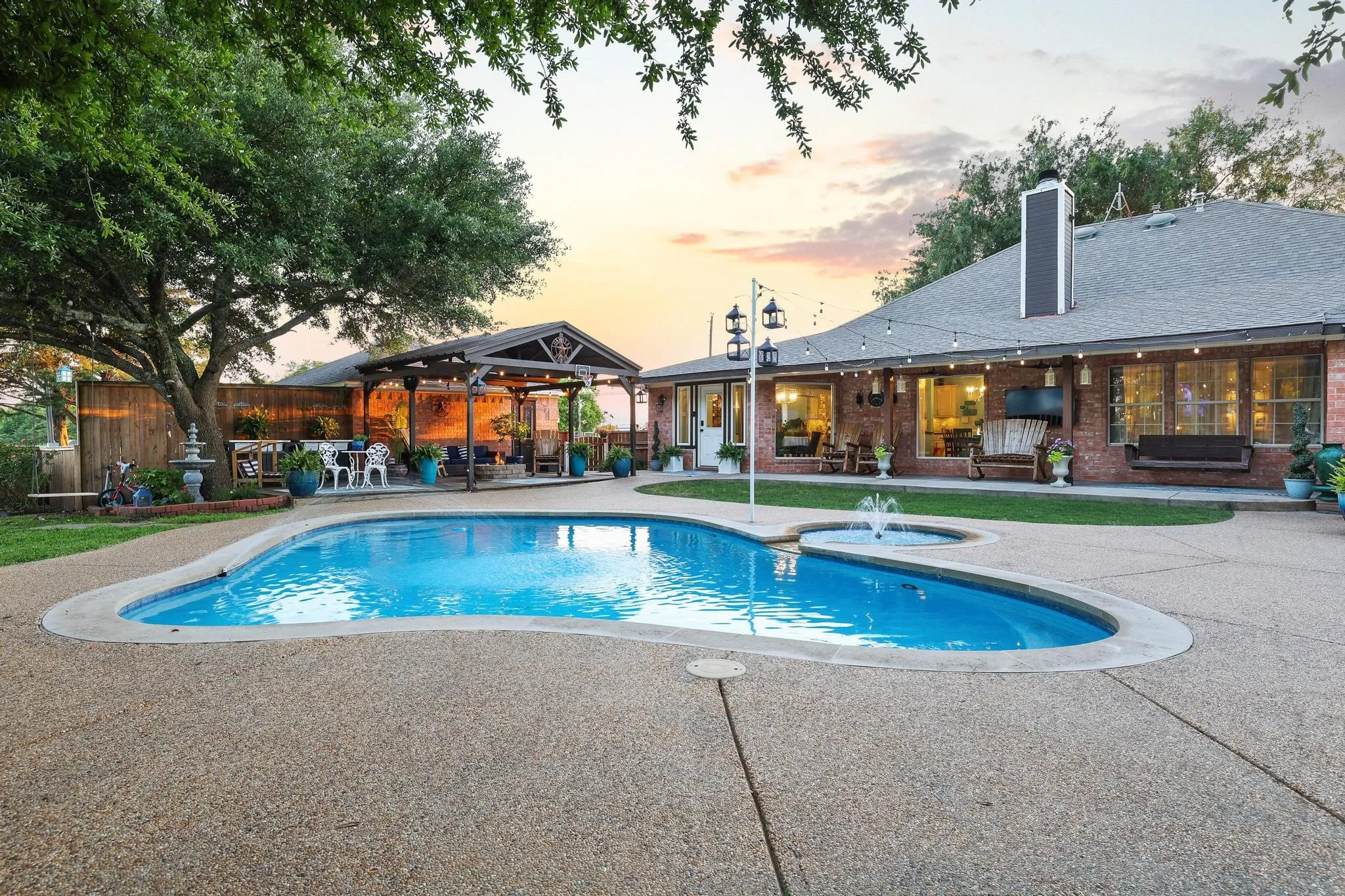 Single Family Residence For Sale in Fannin County , 981 County Road 4918, Trenton, Texas 75490, 5 Bedroom, 3 Bathroom, 2 Garage spaces, 2,606 Sqft, built in 1995, mls#21268765, Real Estate Agent in Trenton, Homes For Sale in Fannin county, Homes For Sale in Trenton, Realtor in Trenton Texas, Real Estate Brokerage Independent Realty Texas, Luminita Cordes Realtor
