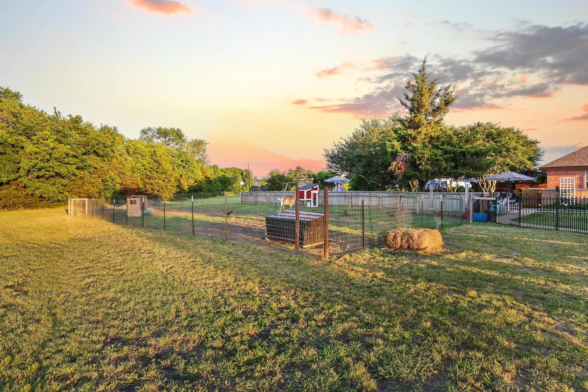 Single Family Residence For Sale in Fannin County , 981 County Road 4918, Trenton, Texas 75490, 5 Bedroom, 3 Bathroom, 2 Garage spaces, 2,606 Sqft, built in 1995, mls#21268765, Real Estate Agent in Trenton, Homes For Sale in Fannin county, Homes For Sale in Trenton, Realtor in Trenton Texas, Real Estate Brokerage Independent Realty Texas, Luminita Cordes Realtor