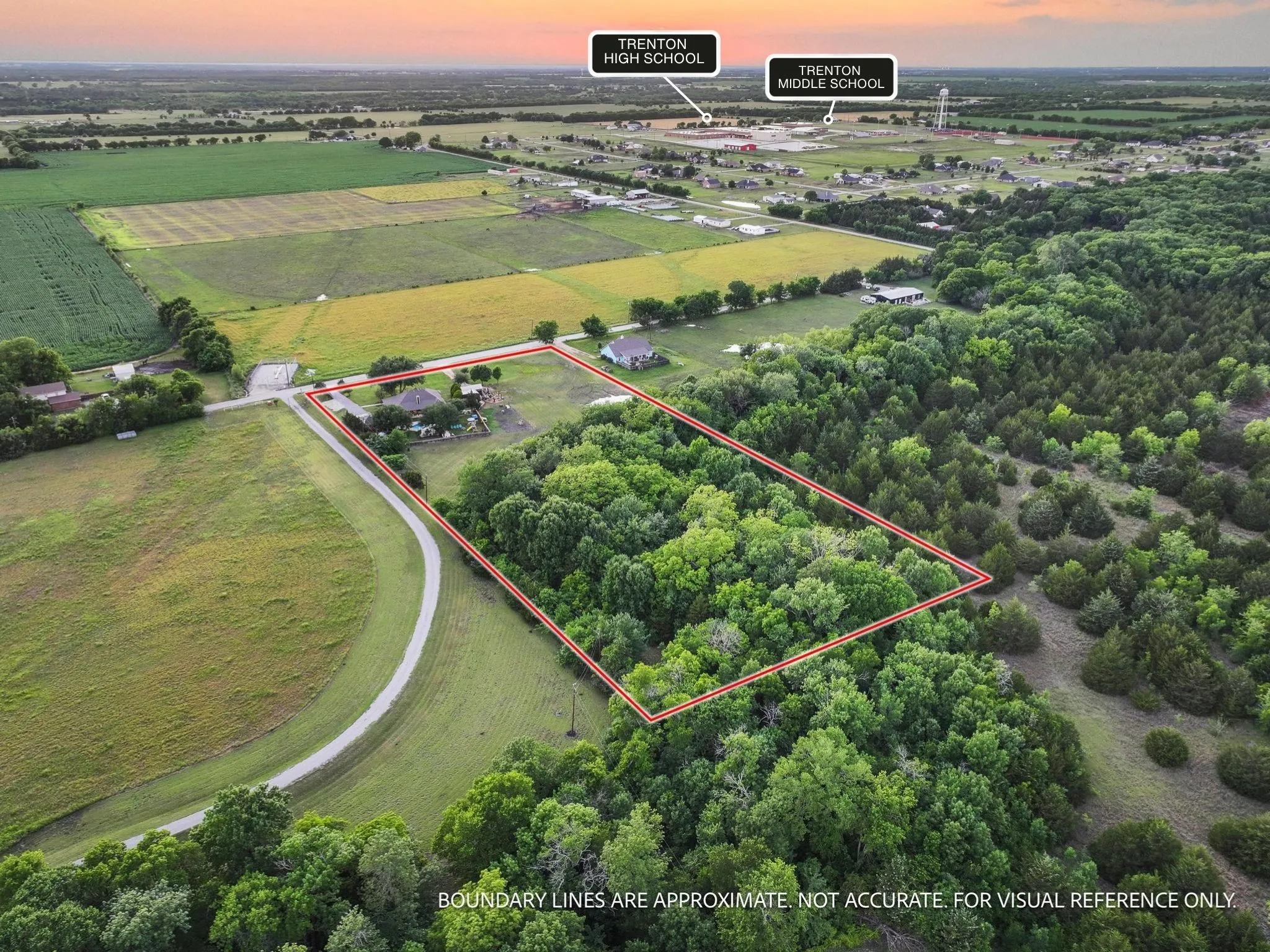 Single Family Residence For Sale in Fannin County , 981 County Road 4918, Trenton, Texas 75490, 5 Bedroom, 3 Bathroom, 2 Garage spaces, 2,606 Sqft, built in 1995, mls#21268765, Real Estate Agent in Trenton, Homes For Sale in Fannin county, Homes For Sale in Trenton, Realtor in Trenton Texas, Real Estate Brokerage Independent Realty Texas, Luminita Cordes Realtor