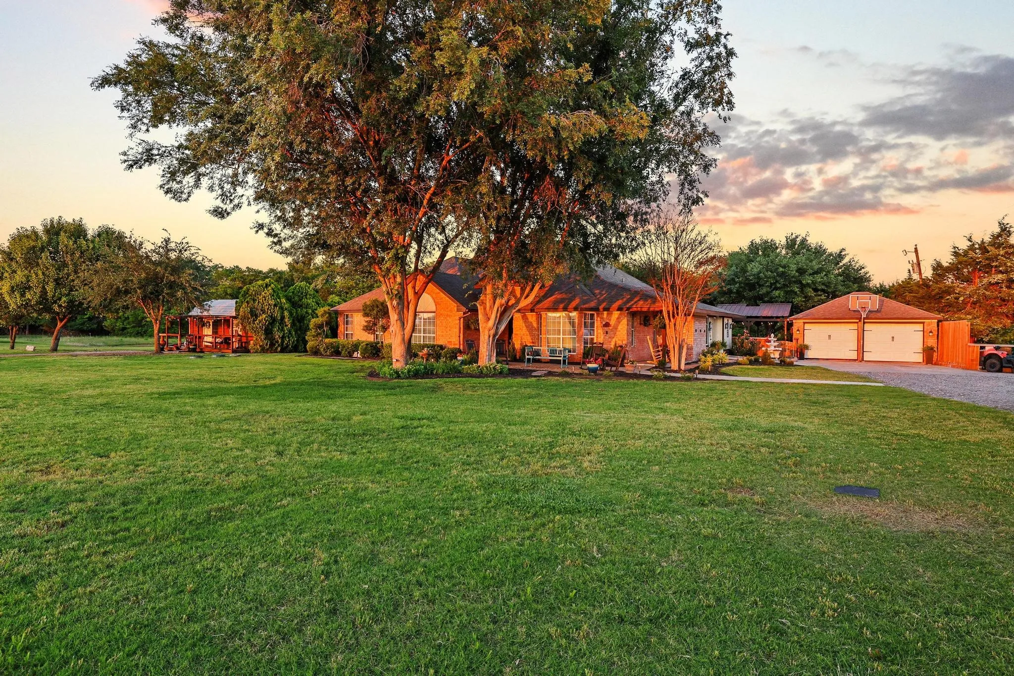 Single Family Residence For Sale in Fannin County , 981 County Road 4918, Trenton, Texas 75490, 5 Bedroom, 3 Bathroom, 2 Garage spaces, 2,606 Sqft, built in 1995, mls#21268765, Real Estate Agent in Trenton, Homes For Sale in Fannin county, Homes For Sale in Trenton, Realtor in Trenton Texas, Real Estate Brokerage Independent Realty Texas, Luminita Cordes Realtor