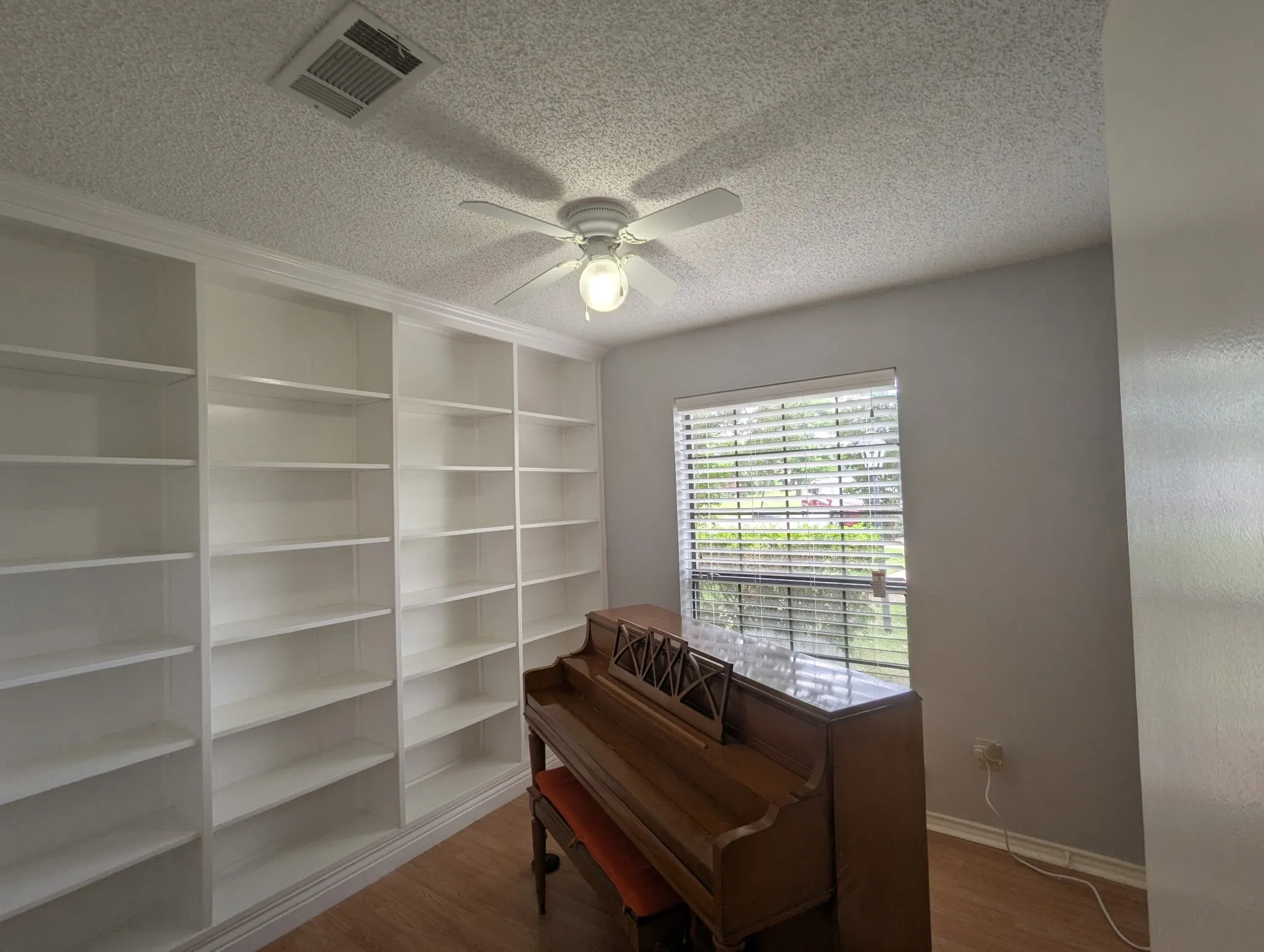 Single Family Residence For Sale in Dallas County , 3818 Missouri Street, Sachse, Texas 75048, 3 Bedroom, 2 Bathroom, 2 Garage spaces, 1,239 Sqft, built in 1985, mls#21272999, Real Estate Agent in Sachse, Homes For Sale in Dallas county, Homes For Sale in Sachse, Realtor in Sachse Texas, Real Estate Brokerage Independent Realty Texas, Luminita Cordes Realtor