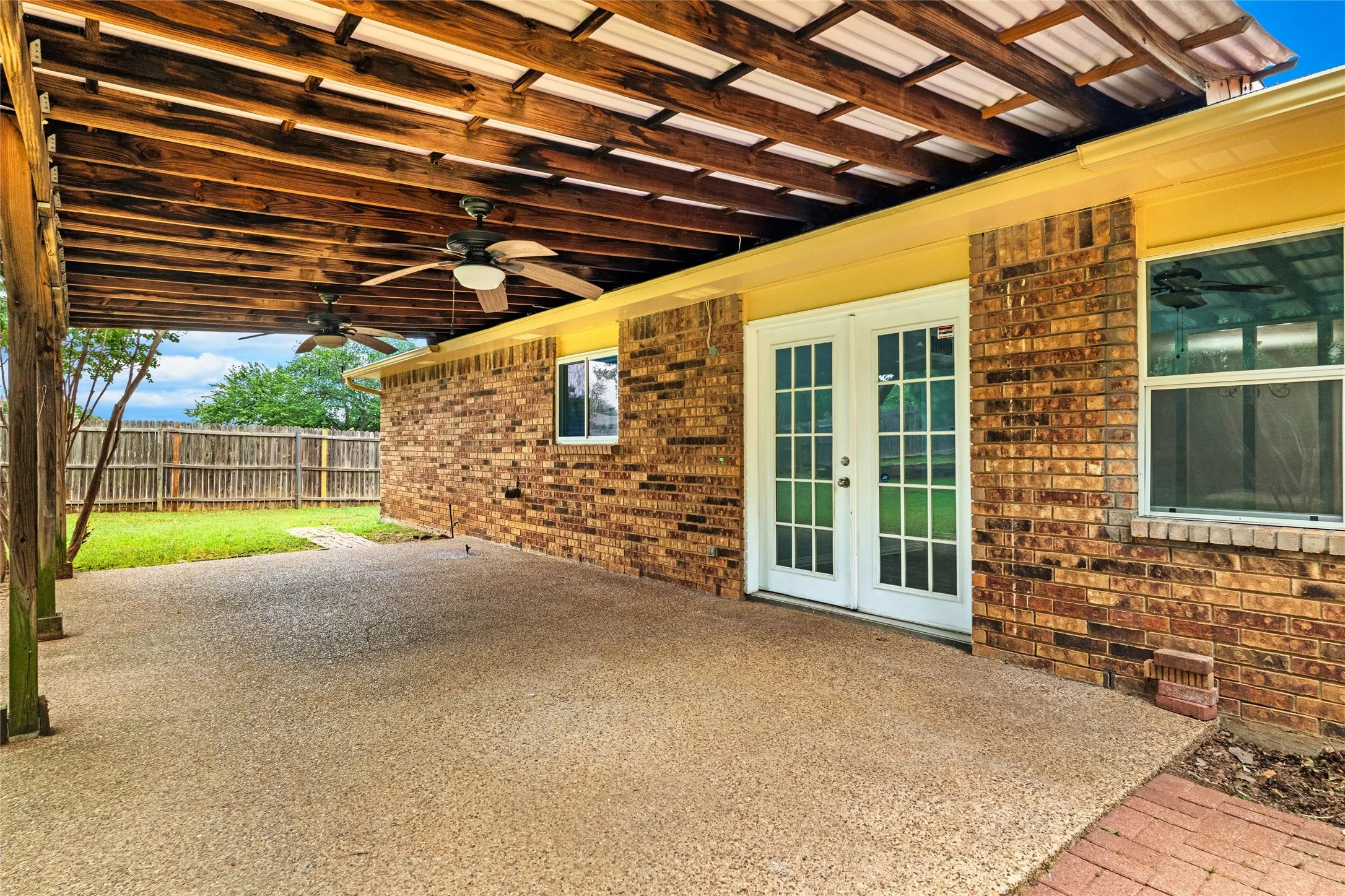 Single Family Residence For Sale in Tarrant County , 7949 Bermejo Road, Fort Worth, Texas 76112, 3 Bedrooms, 2 Bathrooms, 2 Garage spaces, 1,492 Sqft, built in 1980, Price $249,900, mls#21272449, Real Estate Agent in Fort Worth, Homes For Sale in Tarrant county, Homes For Sale in Fort Worth, Realtor in Fort Worth Texas, Real Estate Brokerage Independent Realty Texas, Luminita Cordes Realtor
