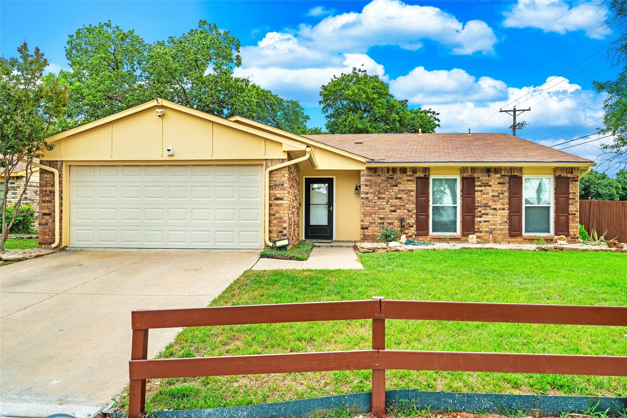 Single Family Residence For Sale in Tarrant County , 7949 Bermejo Road, Fort Worth, Texas 76112, 3 Bedrooms, 2 Bathrooms, 2 Garage spaces, 1,492 Sqft, built in 1980, Price $249,900, mls#21272449, Real Estate Agent in Fort Worth, Homes For Sale in Tarrant county, Homes For Sale in Fort Worth, Realtor in Fort Worth Texas, Real Estate Brokerage Independent Realty Texas, Luminita Cordes Realtor