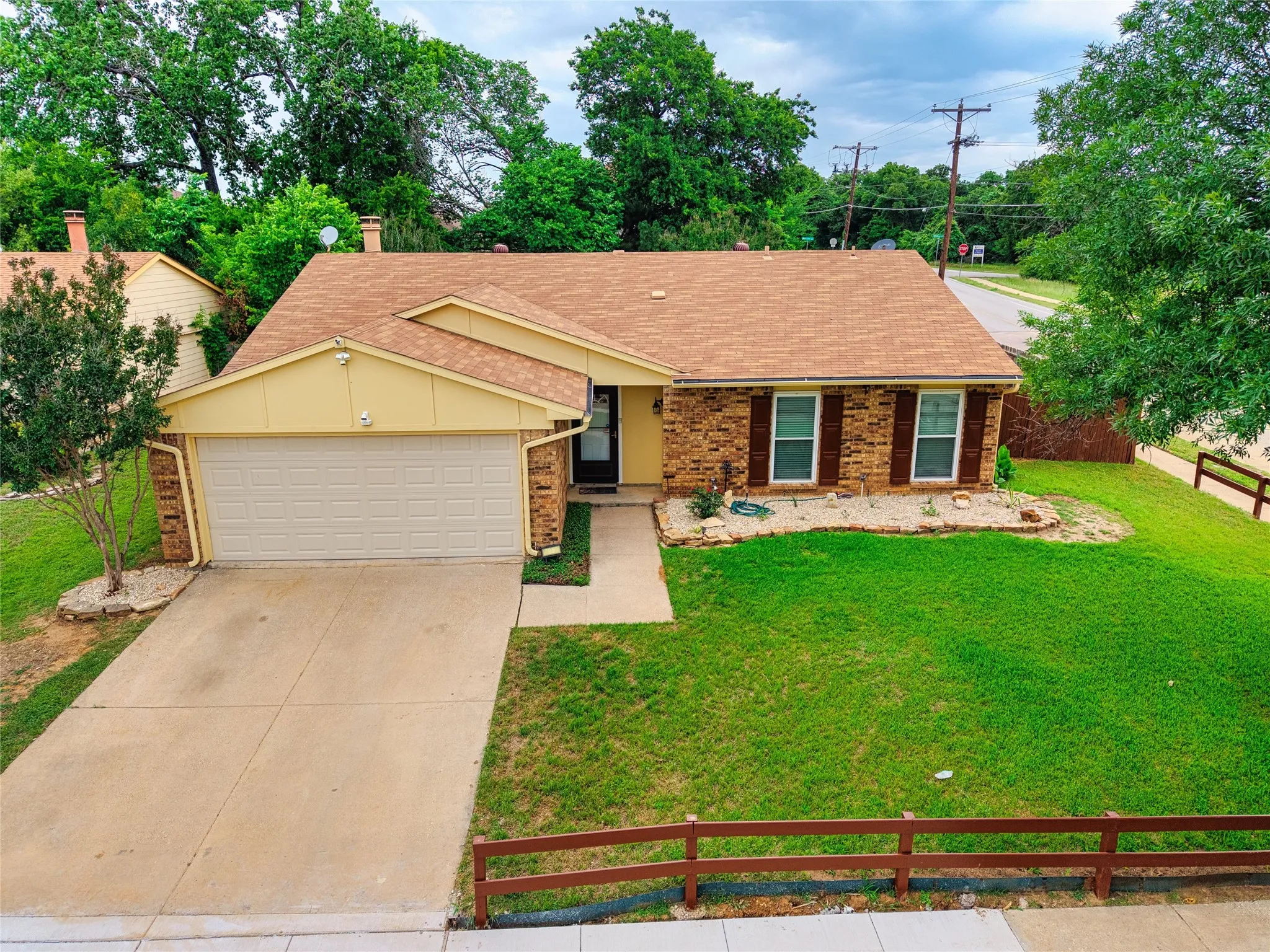 Single Family Residence For Sale in Tarrant County , 7949 Bermejo Road, Fort Worth, Texas 76112, 3 Bedrooms, 2 Bathrooms, 2 Garage spaces, 1,492 Sqft, built in 1980, Price $249,900, mls#21272449, Real Estate Agent in Fort Worth, Homes For Sale in Tarrant county, Homes For Sale in Fort Worth, Realtor in Fort Worth Texas, Real Estate Brokerage Independent Realty Texas, Luminita Cordes Realtor