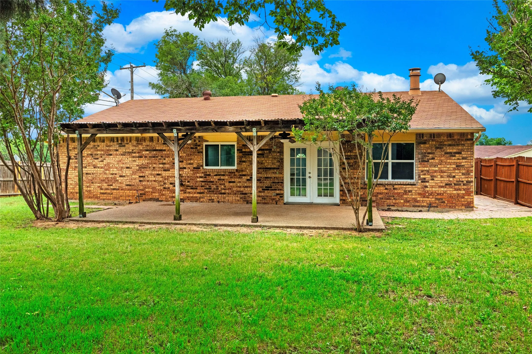 Single Family Residence For Sale in Tarrant County , 7949 Bermejo Road, Fort Worth, Texas 76112, 3 Bedrooms, 2 Bathrooms, 2 Garage spaces, 1,492 Sqft, built in 1980, Price $249,900, mls#21272449, Real Estate Agent in Fort Worth, Homes For Sale in Tarrant county, Homes For Sale in Fort Worth, Realtor in Fort Worth Texas, Real Estate Brokerage Independent Realty Texas, Luminita Cordes Realtor