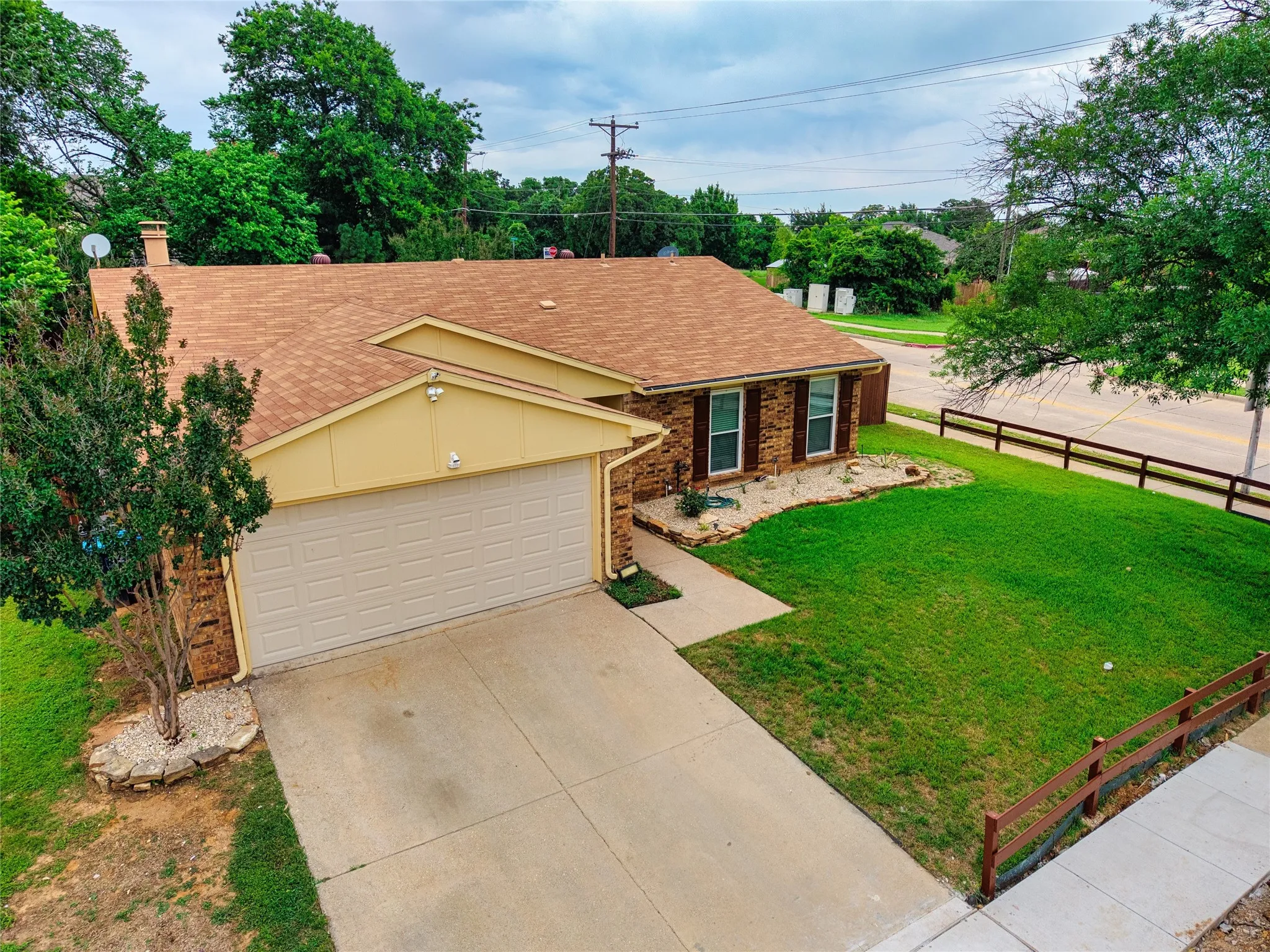 Single Family Residence For Sale in Tarrant County , 7949 Bermejo Road, Fort Worth, Texas 76112, 3 Bedrooms, 2 Bathrooms, 2 Garage spaces, 1,492 Sqft, built in 1980, Price $249,900, mls#21272449, Real Estate Agent in Fort Worth, Homes For Sale in Tarrant county, Homes For Sale in Fort Worth, Realtor in Fort Worth Texas, Real Estate Brokerage Independent Realty Texas, Luminita Cordes Realtor