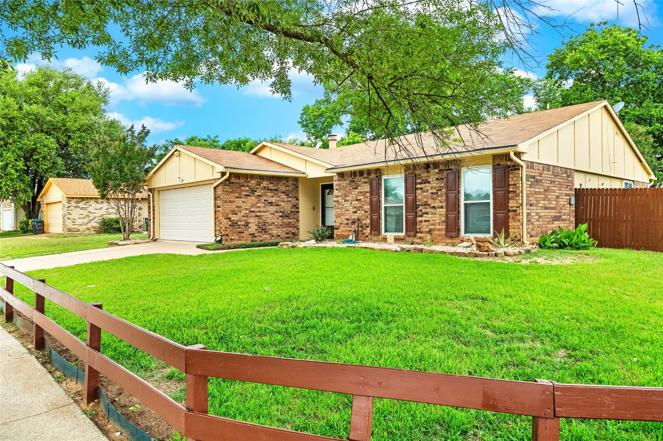 Single Family Residence For Sale in Tarrant County , 7949 Bermejo Road, Fort Worth, Texas 76112, 3 Bedrooms, 2 Bathrooms, 2 Garage spaces, 1,492 Sqft, built in 1980, Price $249,900, mls#21272449, Real Estate Agent in Fort Worth, Homes For Sale in Tarrant county, Homes For Sale in Fort Worth, Realtor in Fort Worth Texas, Real Estate Brokerage Independent Realty Texas, Luminita Cordes Realtor