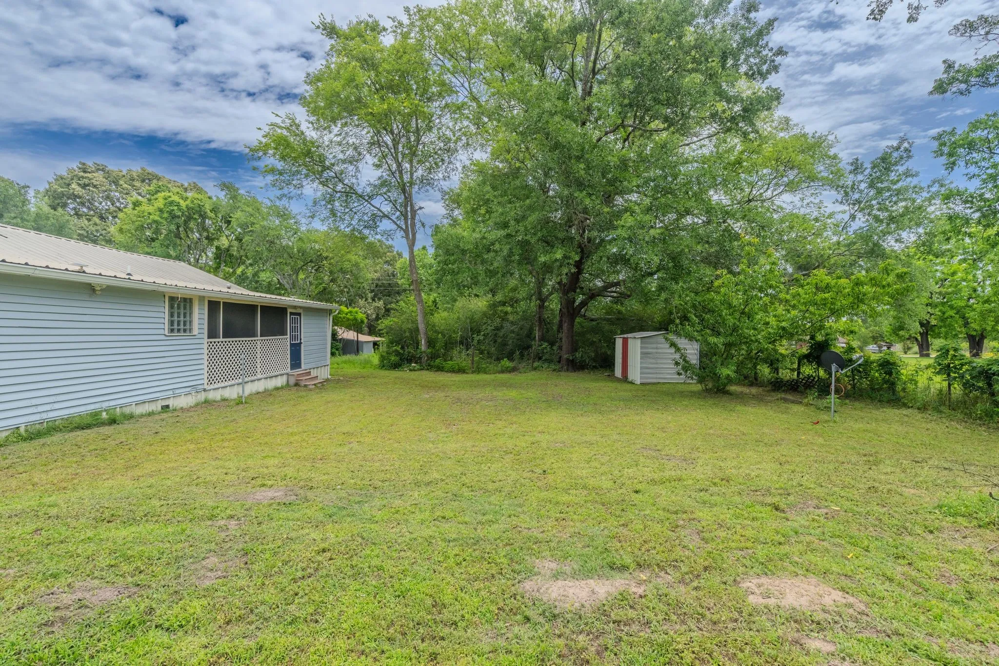 Single Family Residence For Sale in Rains County , 208 Lee Ivie Lane, Emory, Texas 75440, 3 Bedroom, 2 Bathroom, Garage spaces, 1,428 Sqft, built in 1960, mls#21272522, Real Estate Agent in Emory, Homes For Sale in Rains county, Homes For Sale in Emory, Realtor in Emory Texas, Real Estate Brokerage Independent Realty Texas, Luminita Cordes Realtor