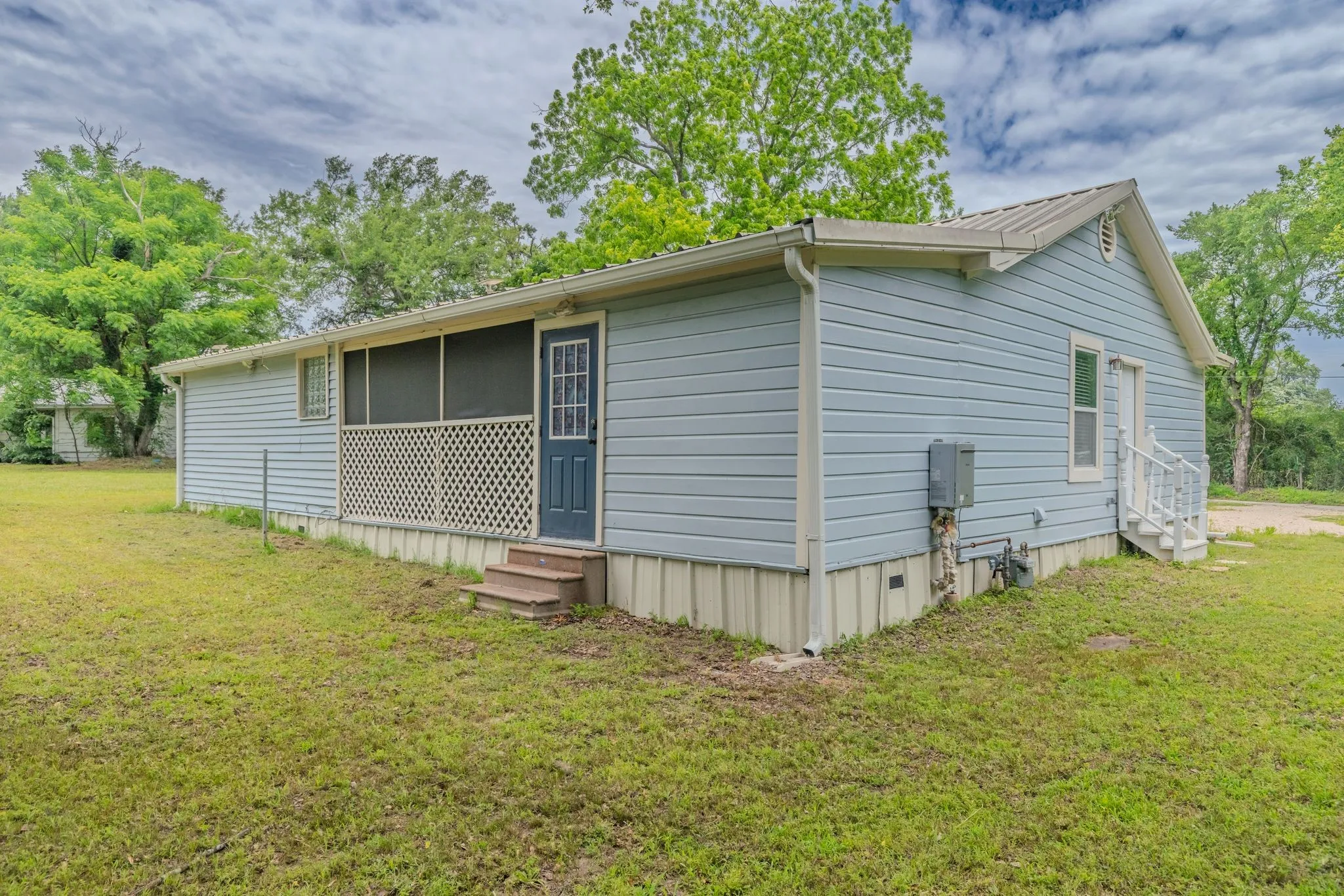 Single Family Residence For Sale in Rains County , 208 Lee Ivie Lane, Emory, Texas 75440, 3 Bedroom, 2 Bathroom, Garage spaces, 1,428 Sqft, built in 1960, mls#21272522, Real Estate Agent in Emory, Homes For Sale in Rains county, Homes For Sale in Emory, Realtor in Emory Texas, Real Estate Brokerage Independent Realty Texas, Luminita Cordes Realtor