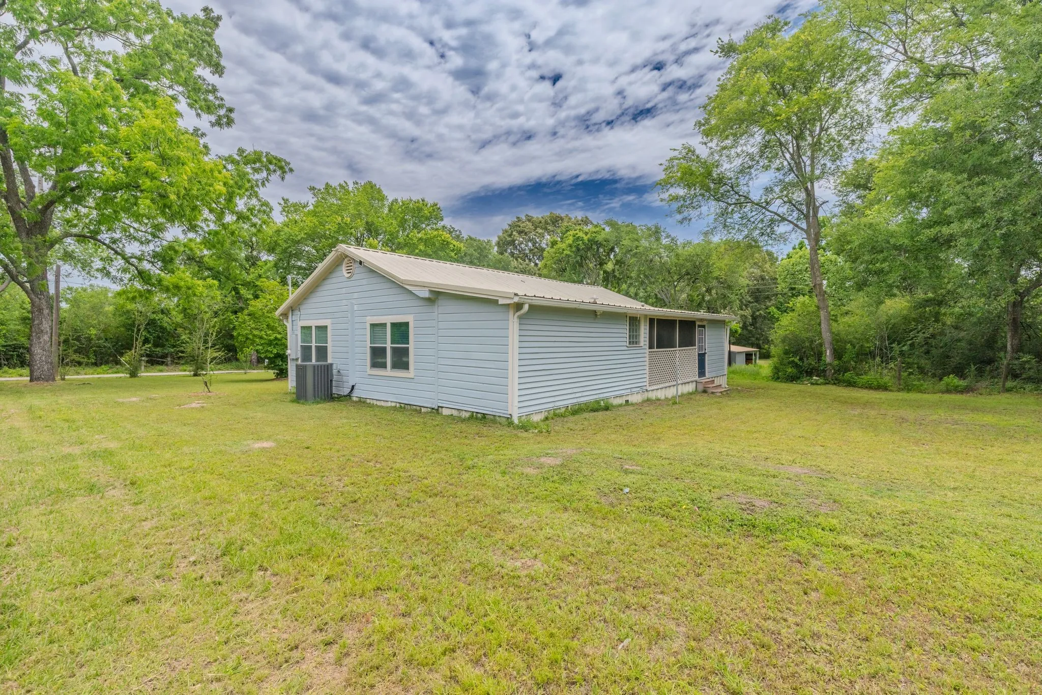 Single Family Residence For Sale in Rains County , 208 Lee Ivie Lane, Emory, Texas 75440, 3 Bedroom, 2 Bathroom, Garage spaces, 1,428 Sqft, built in 1960, mls#21272522, Real Estate Agent in Emory, Homes For Sale in Rains county, Homes For Sale in Emory, Realtor in Emory Texas, Real Estate Brokerage Independent Realty Texas, Luminita Cordes Realtor