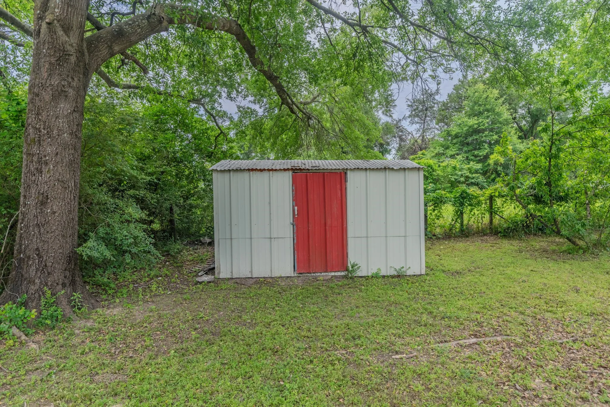 Single Family Residence For Sale in Rains County , 208 Lee Ivie Lane, Emory, Texas 75440, 3 Bedroom, 2 Bathroom, Garage spaces, 1,428 Sqft, built in 1960, mls#21272522, Real Estate Agent in Emory, Homes For Sale in Rains county, Homes For Sale in Emory, Realtor in Emory Texas, Real Estate Brokerage Independent Realty Texas, Luminita Cordes Realtor