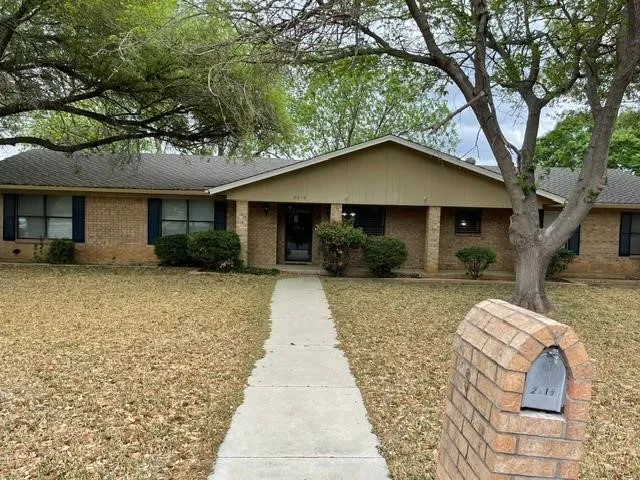 Single Family Residence For Sale in Brown County , 2815 Good Shepherd Drive, Brownwood, Texas 76801, 3 Bedroom, 2 Bathroom, 2 Garage spaces, 1,938 Sqft, built in 1983, mls#21273031, Real Estate Agent in Brownwood, Homes For Sale in Brown county, Homes For Sale in Brownwood, Realtor in Brownwood Texas, Real Estate Brokerage Independent Realty Texas, Luminita Cordes Realtor